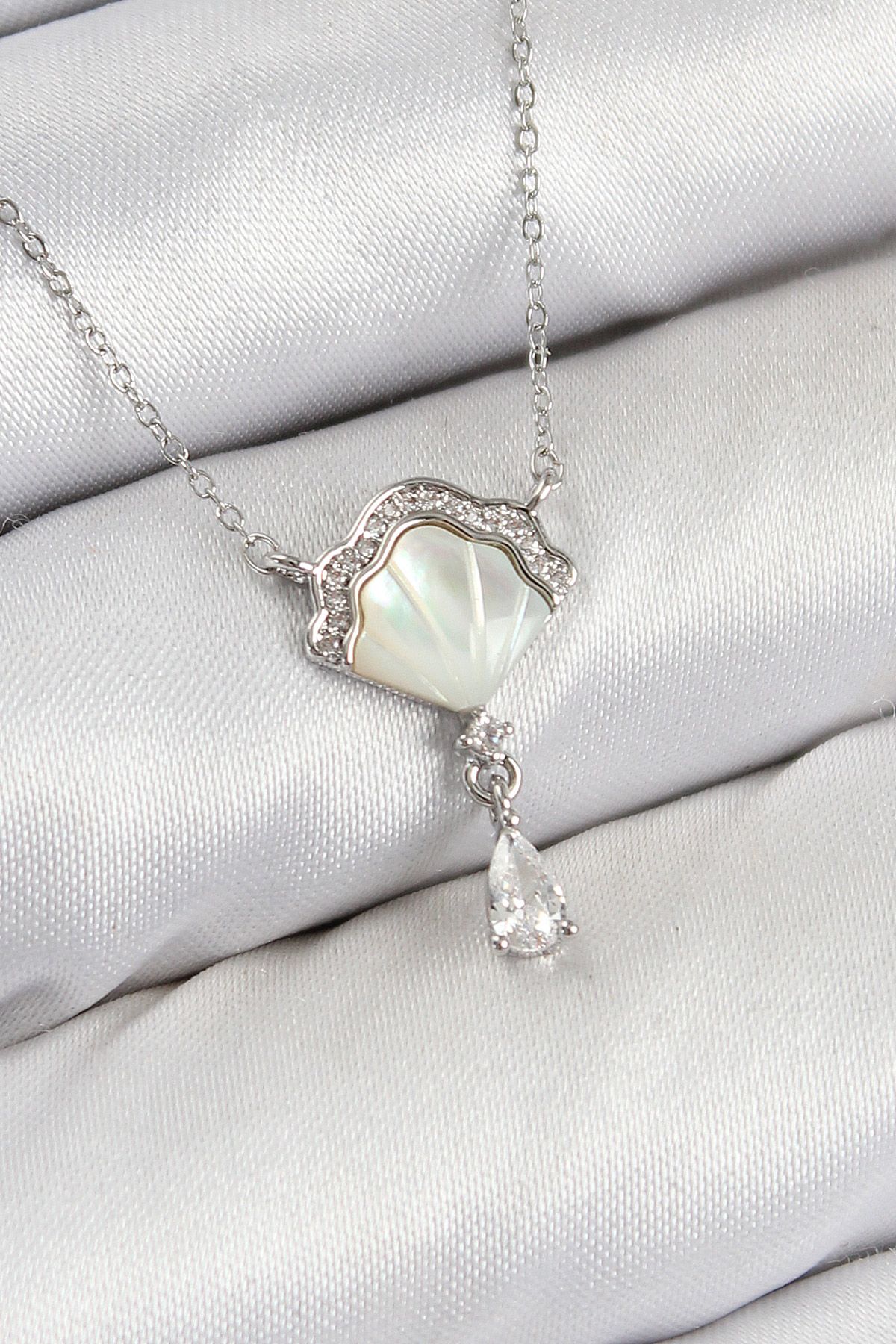 Pirinç Zirkon Taşlı İstiridye Model Gümüş Renk Kadın Kolye - TJ-BKO10417