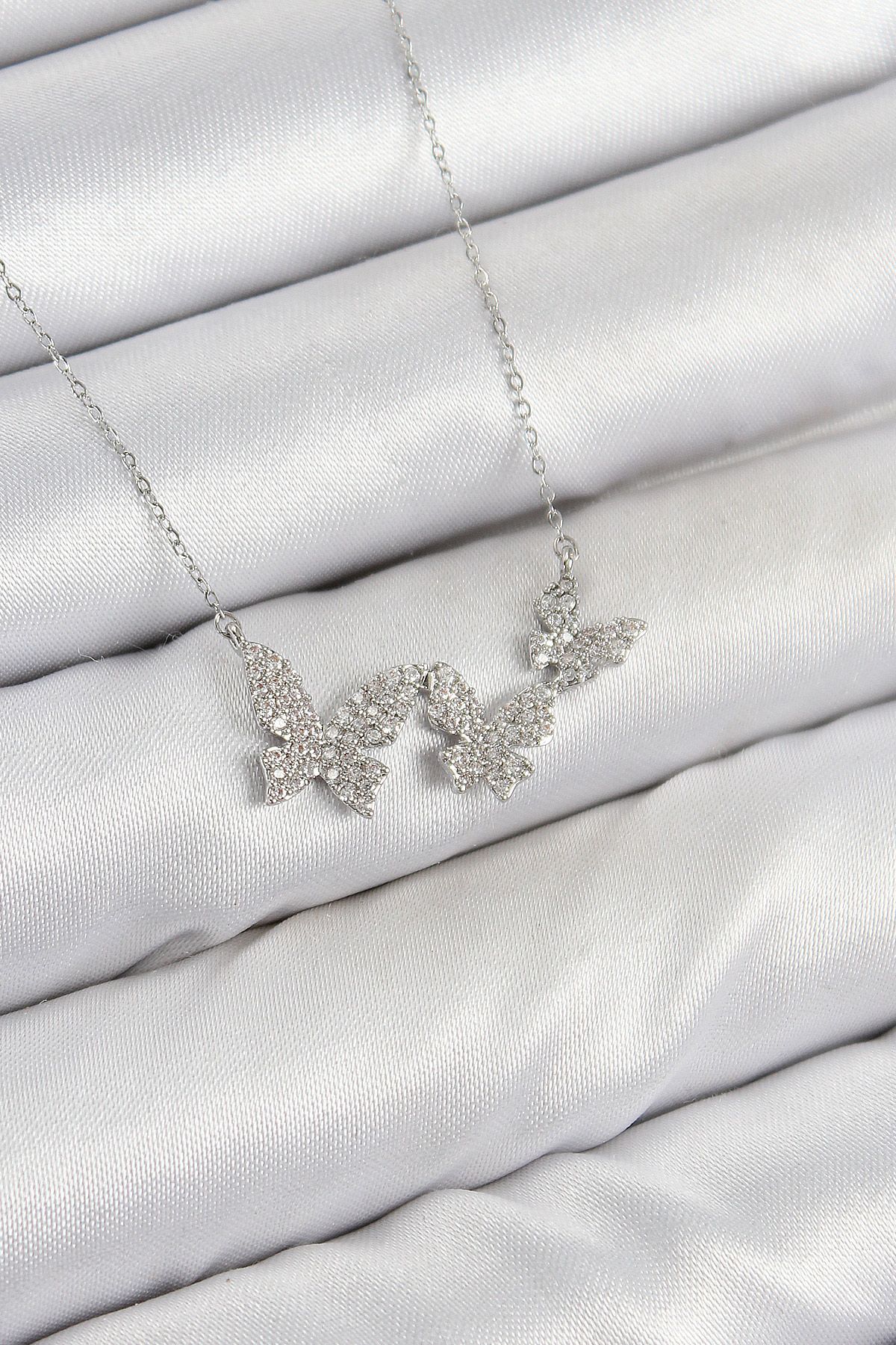 Pirinç Zirkon Taşlı Kelebek Model Gümüş Renk Kadın Kolye - TJ-BKO10425