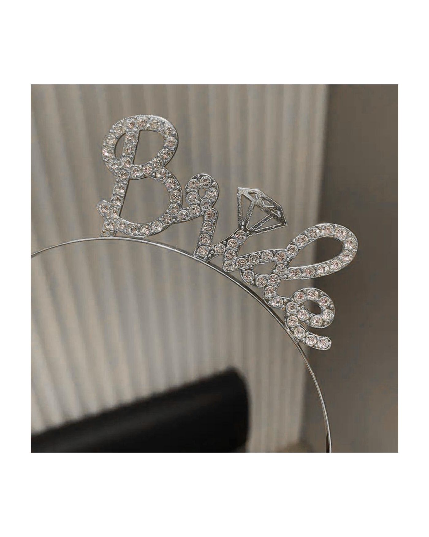 Gümüş Renkli Taşlı “Bride” Gelin Tacı – El Yazısı Yazı Tipiyle
