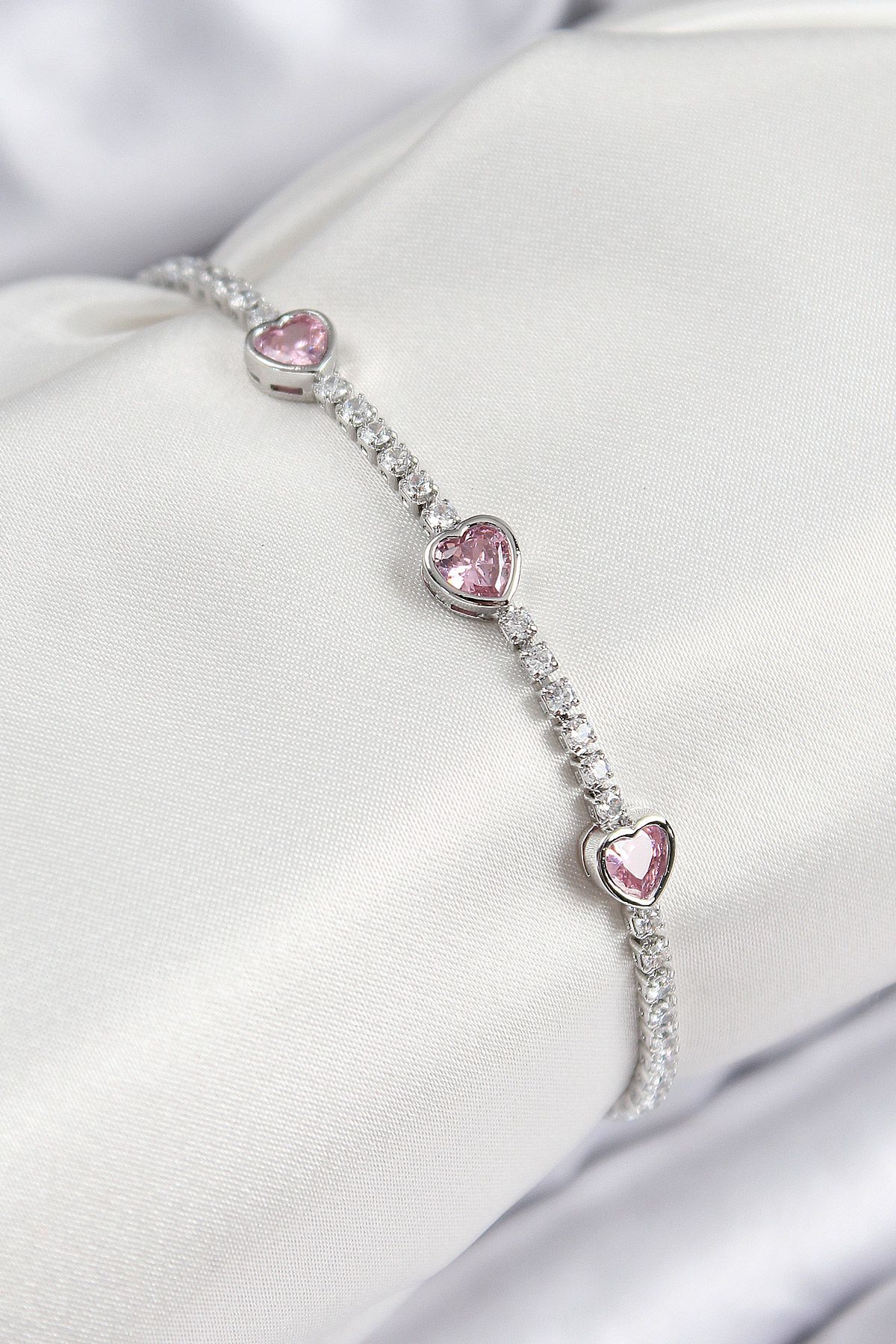 Pirinç Zirkon Taşlı Pembe Kalp Model Gümüş Renk Kadın Bileklik - TJ-BB7686