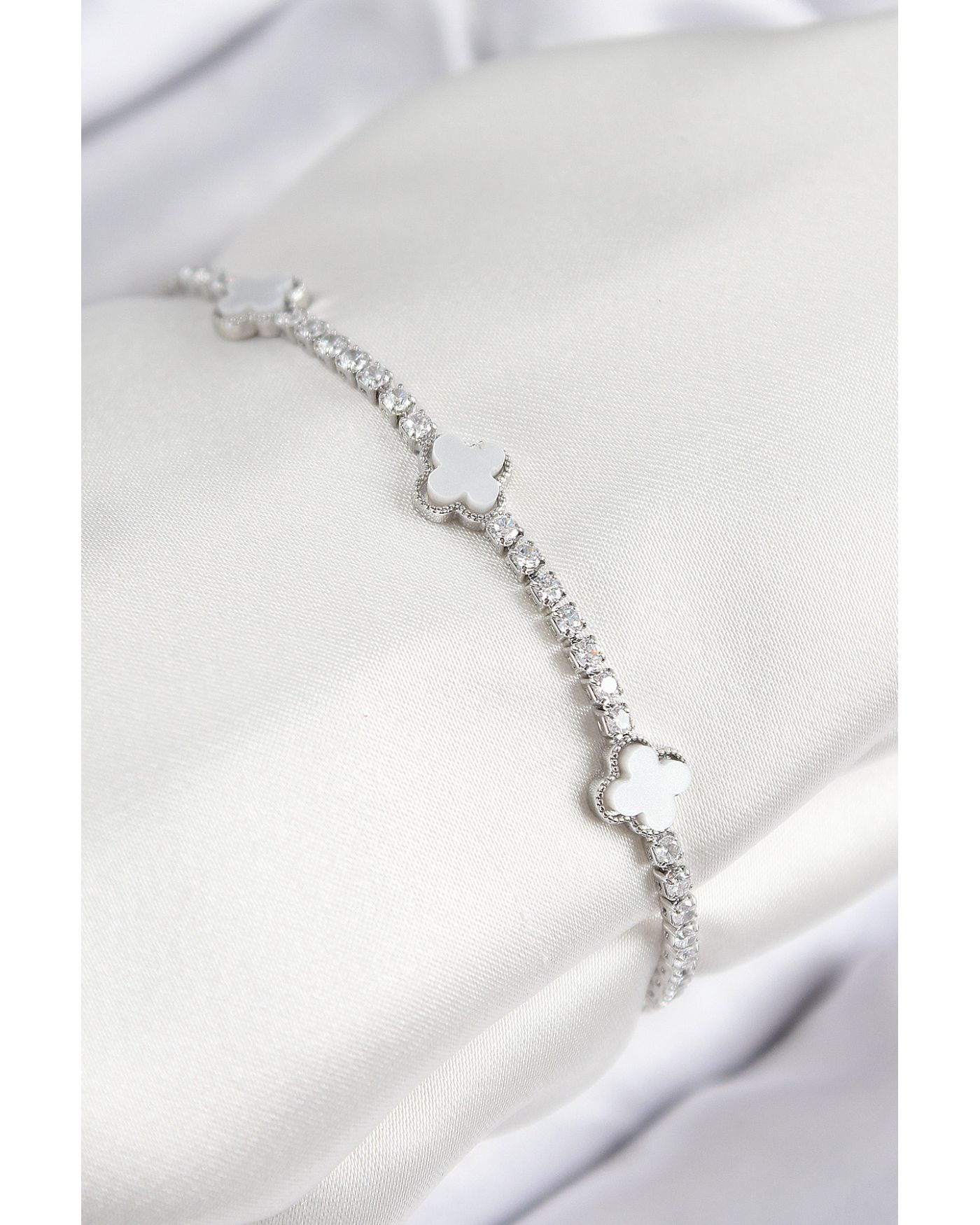 Pirinç Zirkon Taşlı Yonca Model Gümüş Renk Kadın Bileklik - TJ-BB7702