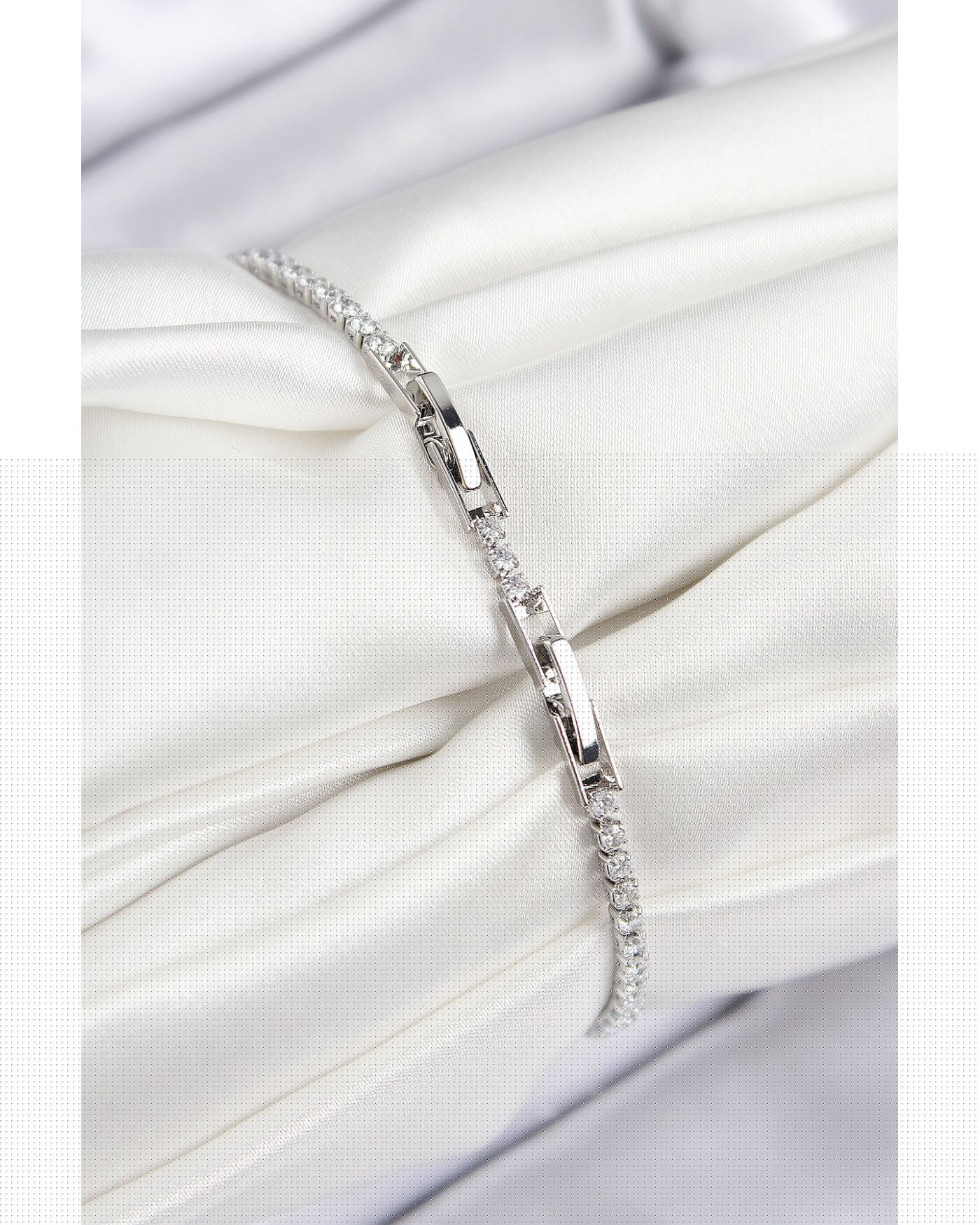 Pirinç Zirkon Taşlı Yonca Model Gümüş Renk Kadın Bileklik - TJ-BB7702