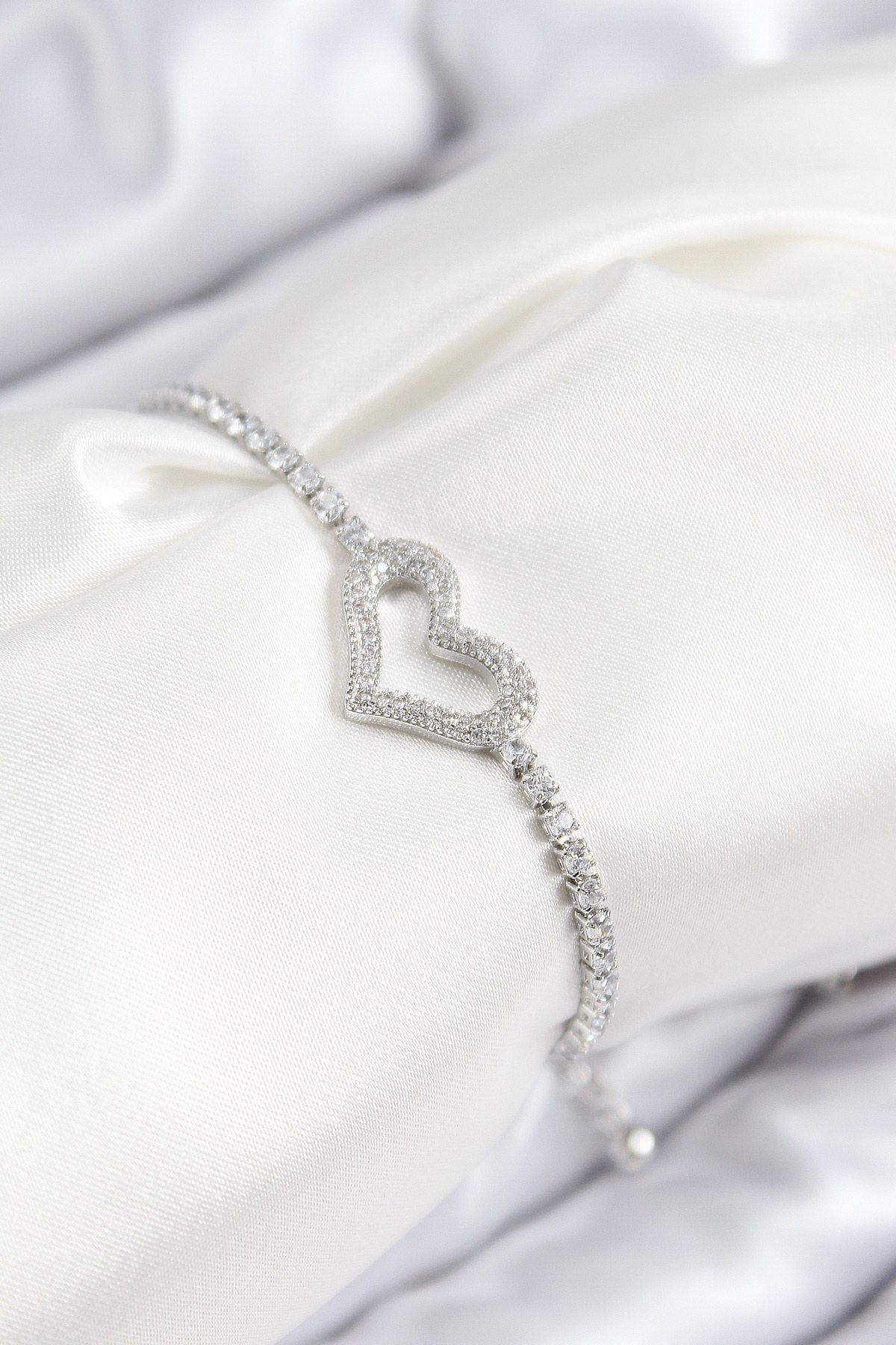 Pirinç Zirkon Taşlı Kalp Model Gümüş Renk Asansörlü Kadın Bileklik - TJ-BB7742