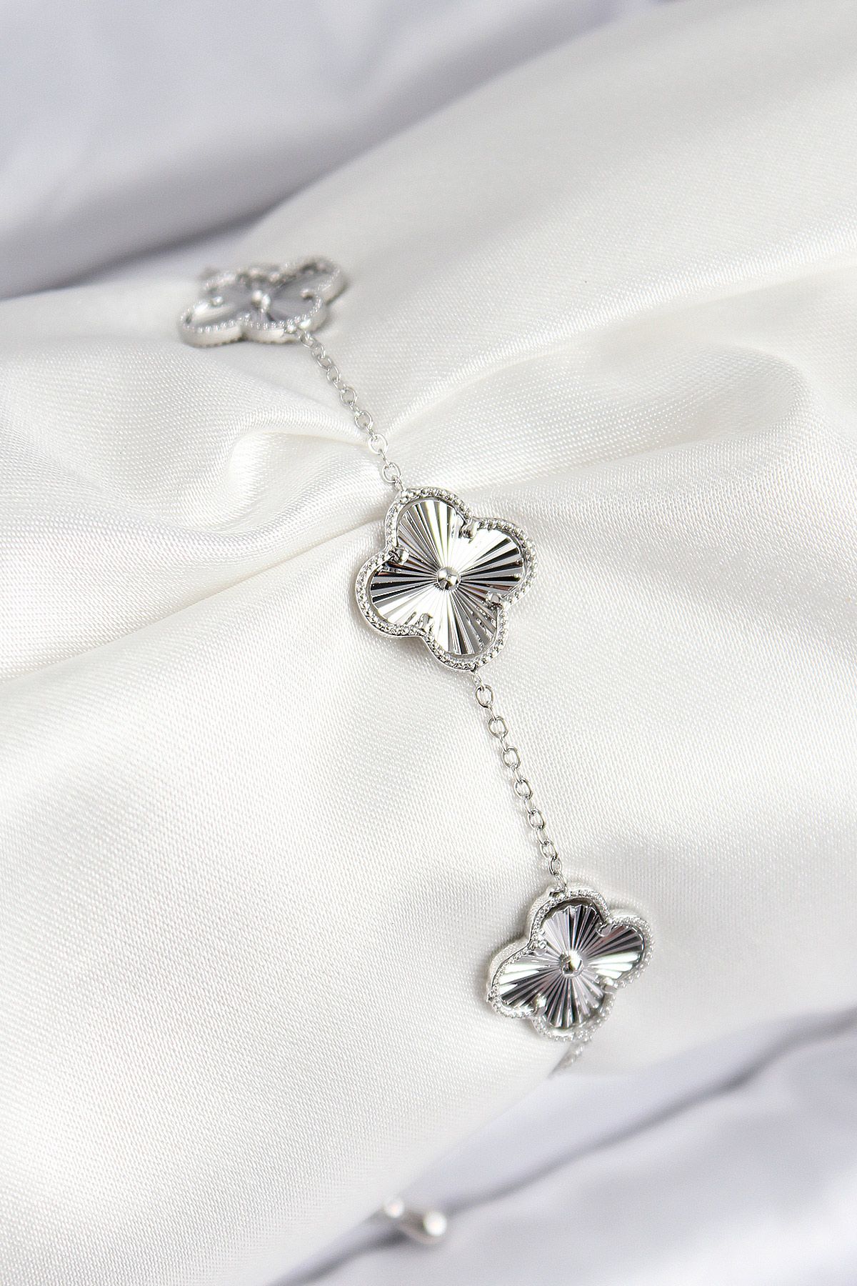 VIP Pirinç Yonca Model Gümüş Renk Kadın Bileklik - TJ-BB7782