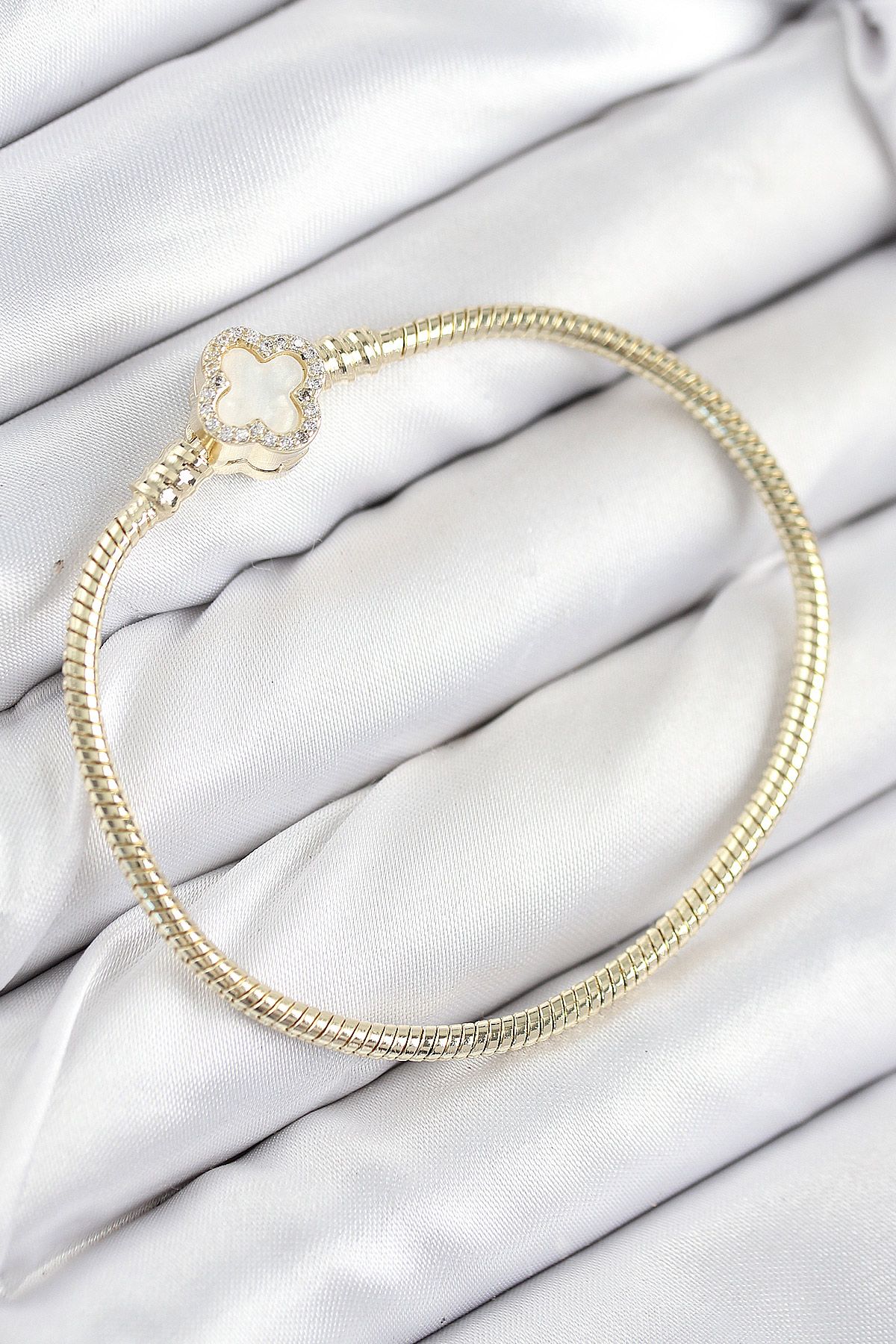 Pirinç Charm Zirkon Taşlı Yonca Model Gold Renk Kadın Bileklik - TJ-BB7805