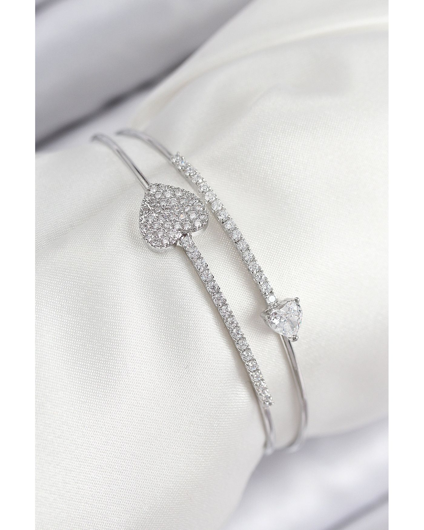 Pirinç Zirkon Taşlı Kalp Model Gümüş Renk Kadın Bileklik - TJ-BB7852