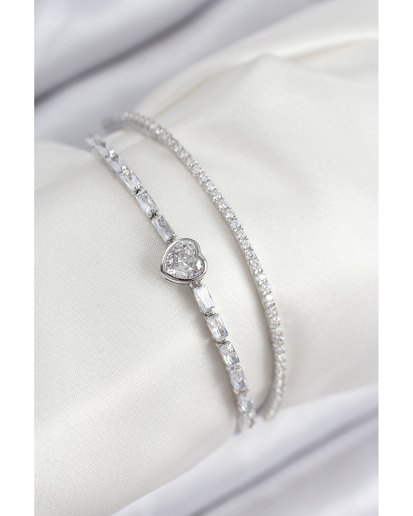 Pirinç Zirkon Taşlı Kalp Model Gümüş Renk Kadın Bileklik - TJ-BB7874