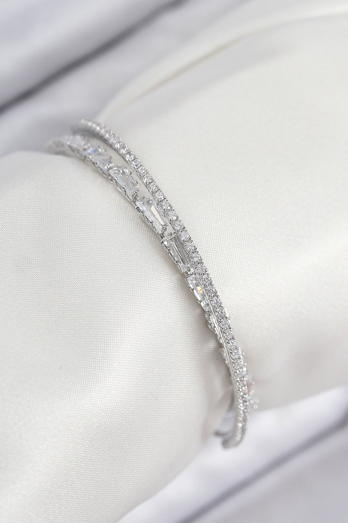 Pirinç Zirkon Taşlı Su Yolu Model Gümüş Renk Kadın Bileklik - TJ-BB7882