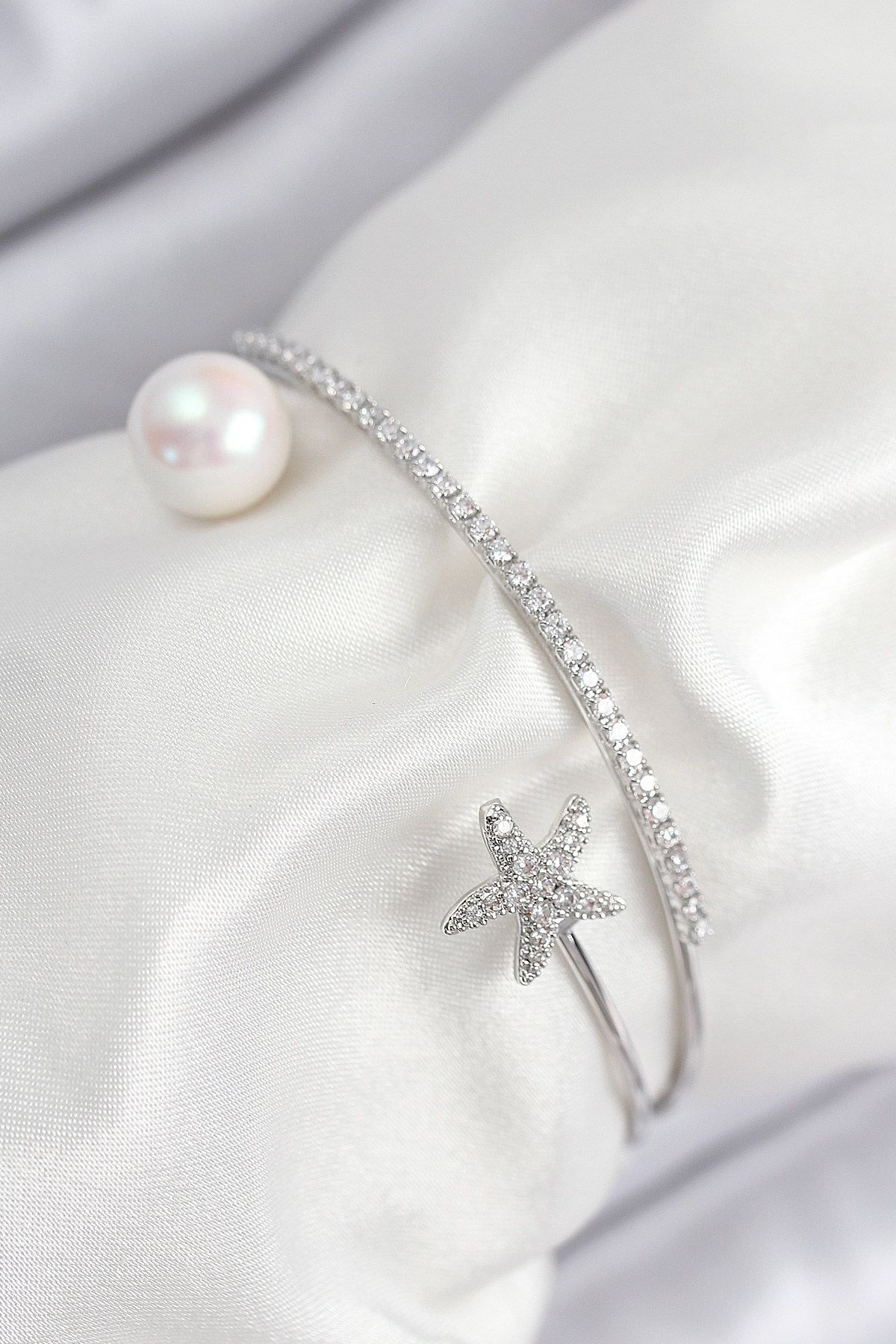 Pirinç Zirkon Taşlı Yıldız Ve İnci Model Gümüş Renk Kadın Bileklik - TJ-BB7884