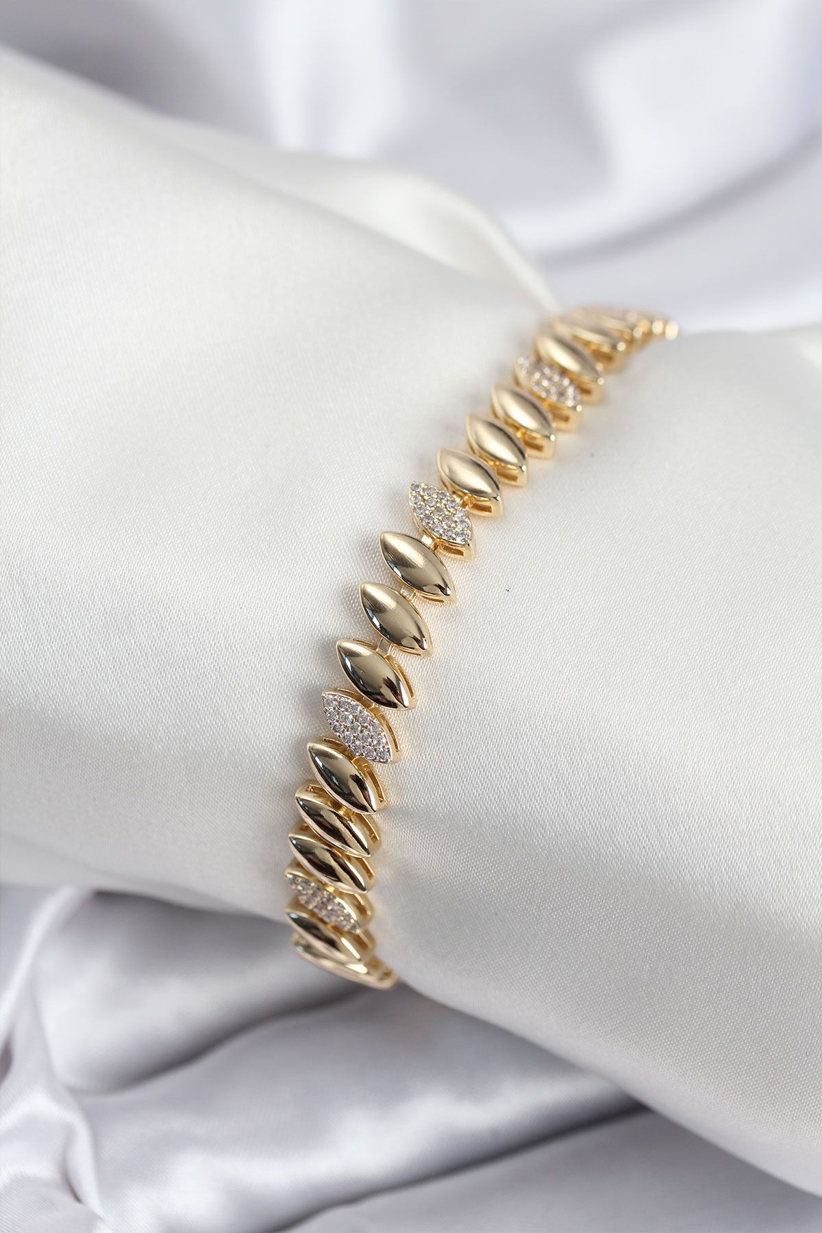 Pirinç VIP Seri Gold Renk Arpa Model Kadın Bileklik - TJ-BB7924