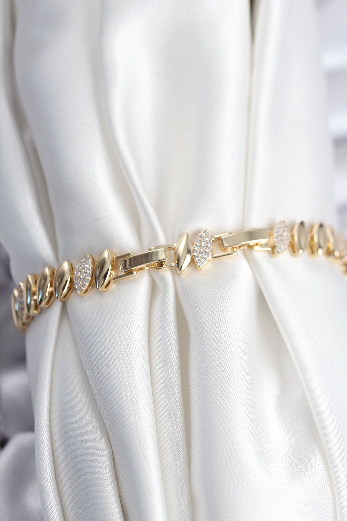 Pirinç VIP Seri Gold Renk Arpa Model Kadın Bileklik - TJ-BB7924