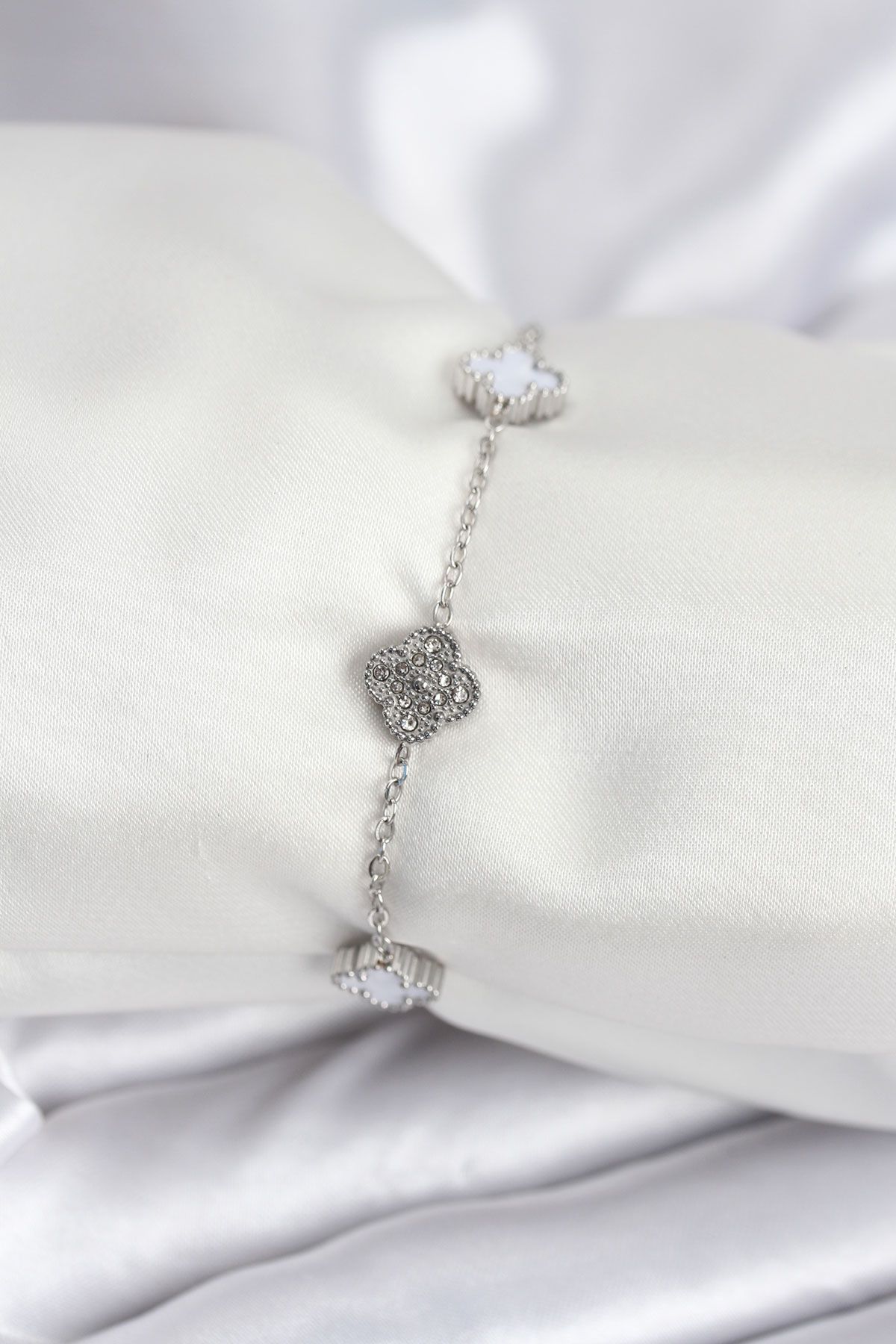 316L Çelik Gümüş Renk Beyaz ve Zirkon Taşlı Baby Boy Yonca Kadın Bileklik - TJ-BB7956