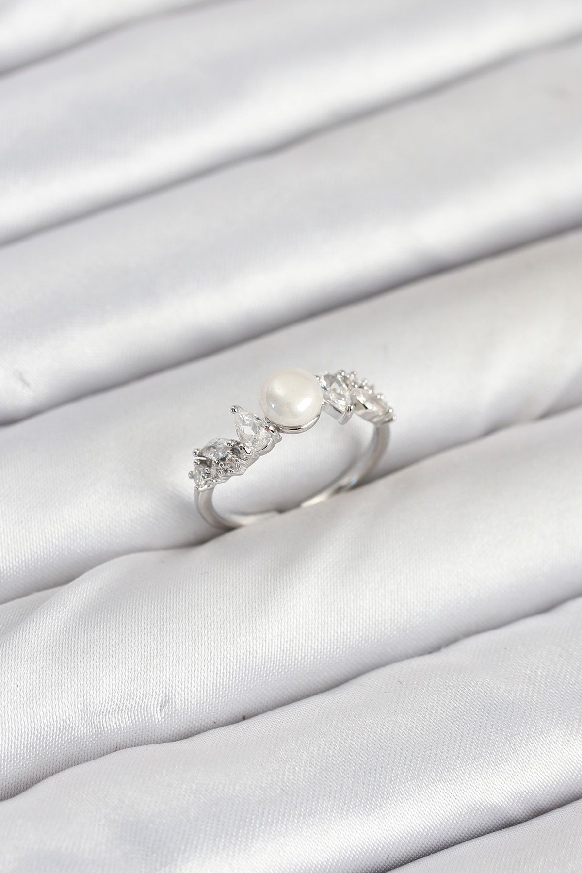 Pirinç Gümüş Renk Zirkon Taşlı İncili Model Kadın Yüzük - TJ-BYK3853