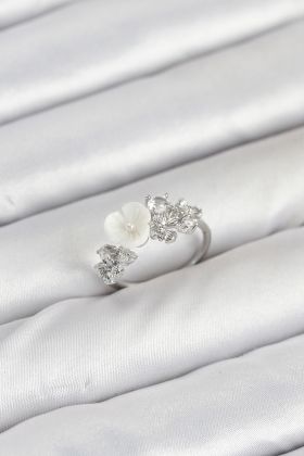 Pirinç Gümüş Renk Çiçek Model Zirkon Taşlı Kadın Yüzük - TJ-BYK3879