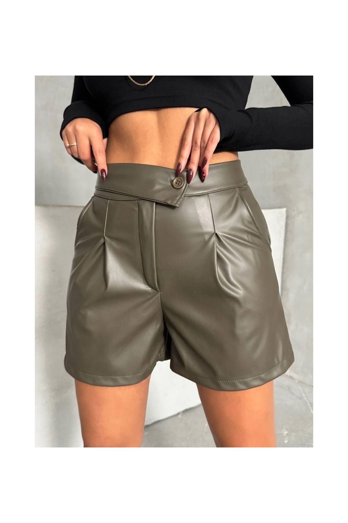 İki düğmeli pileli şort