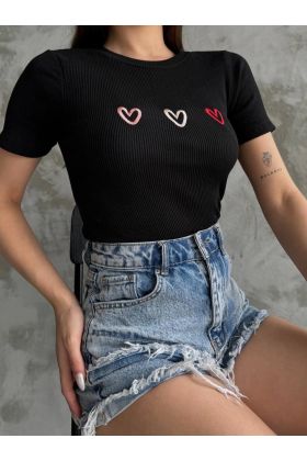 Üçlü kalp nakışlı bluz