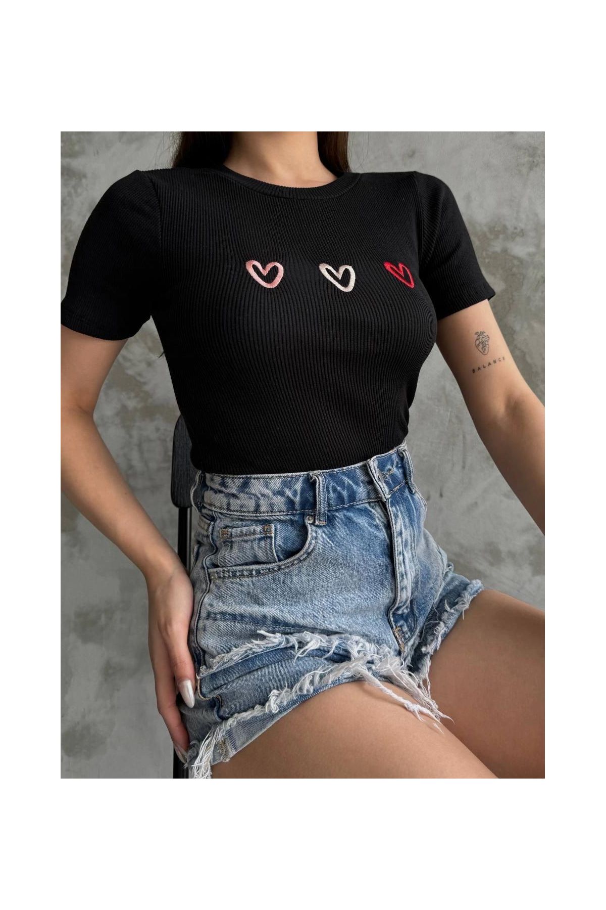 Üçlü kalp nakışlı bluz