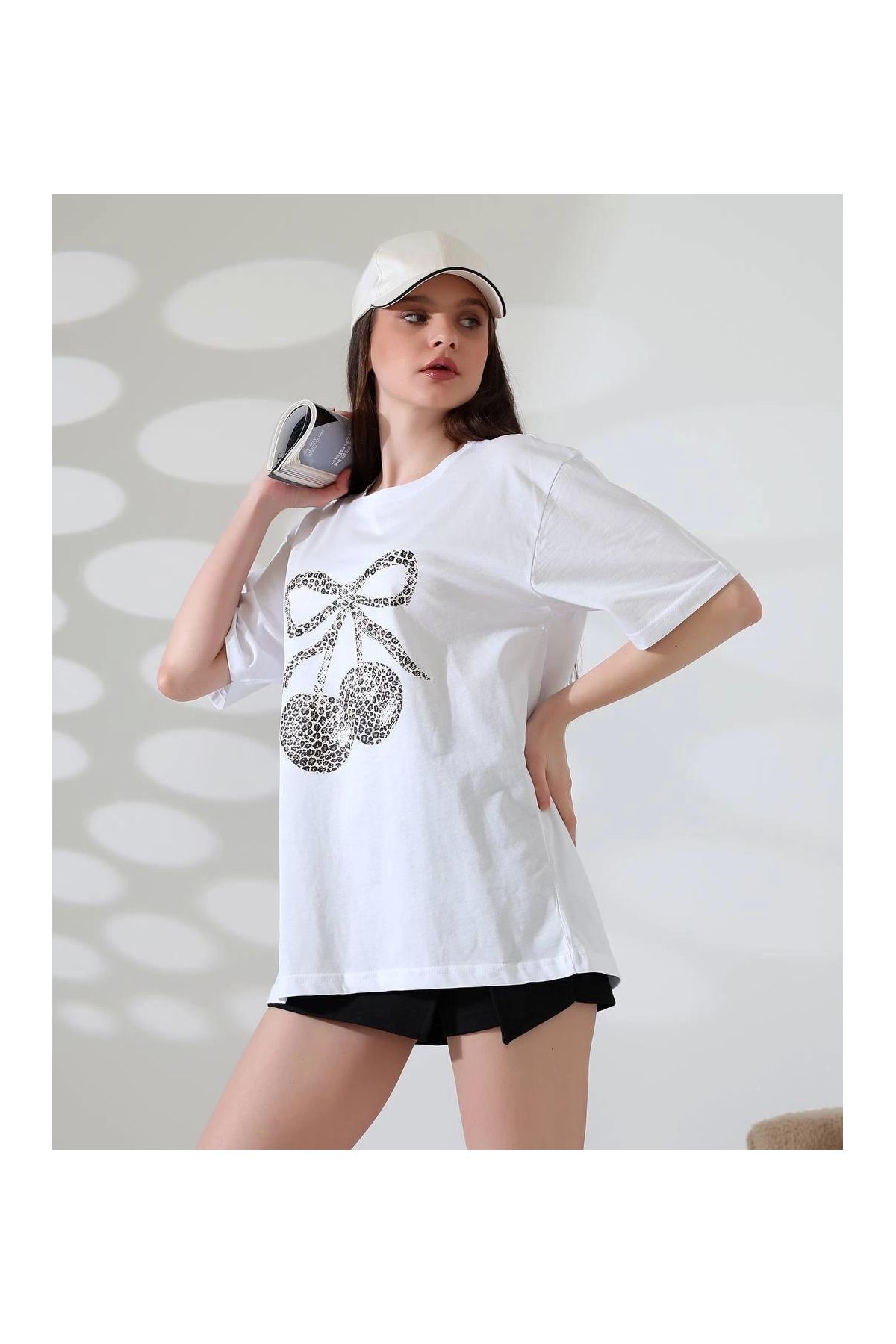 Leopar desenli kiraz baskılı tişört