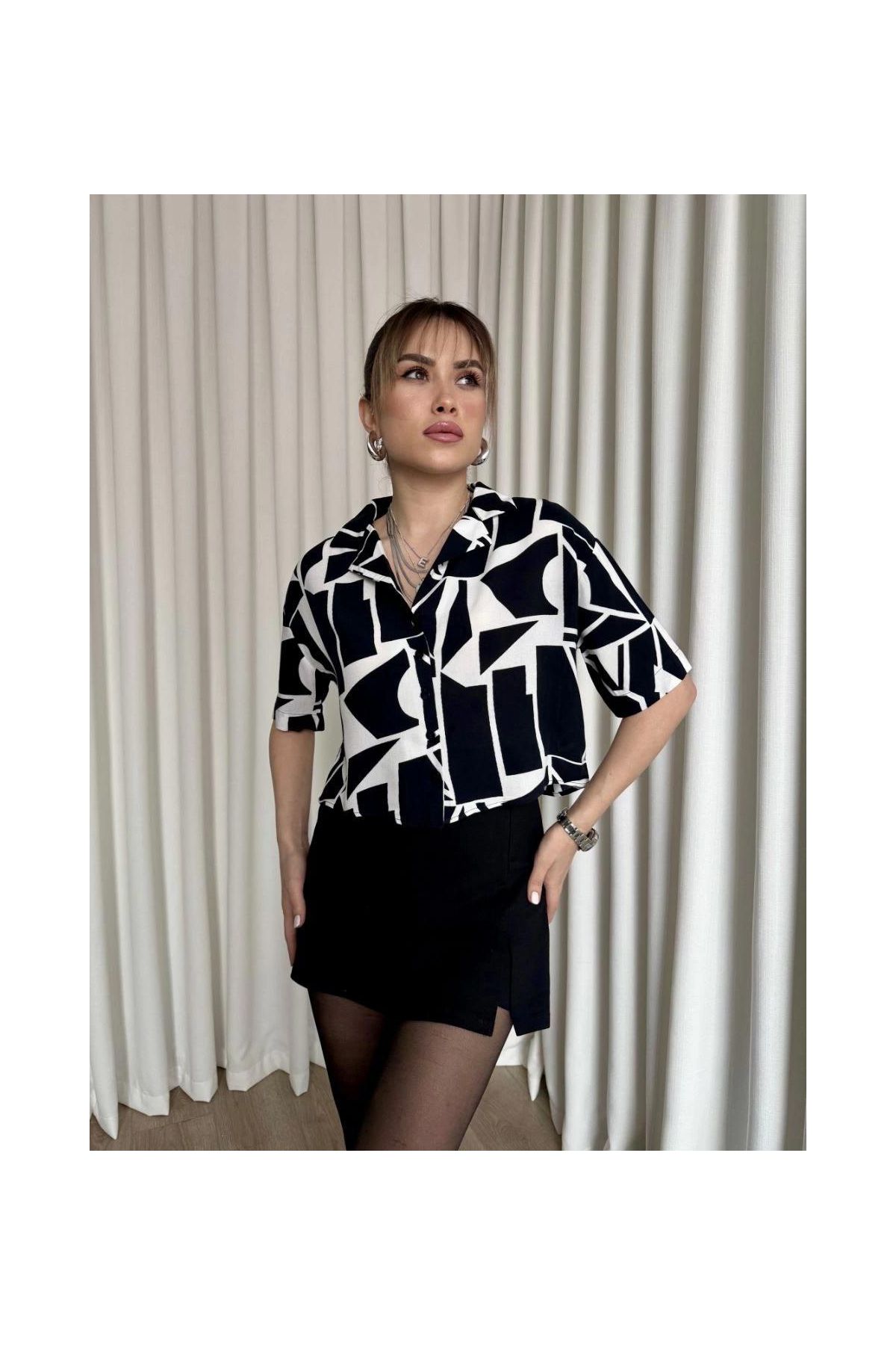 Siyah beyaz baskılı crop gömlek