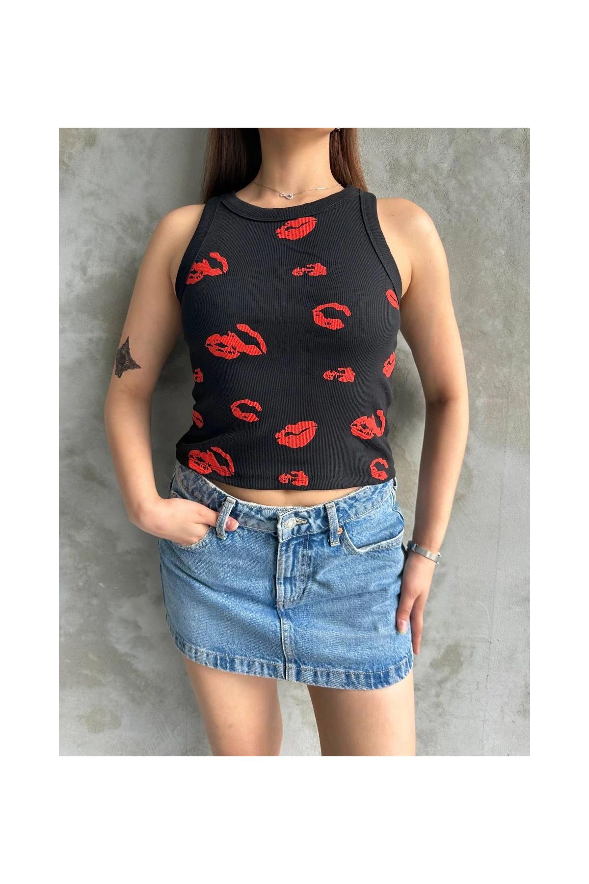 Öpücük baskılı bluz