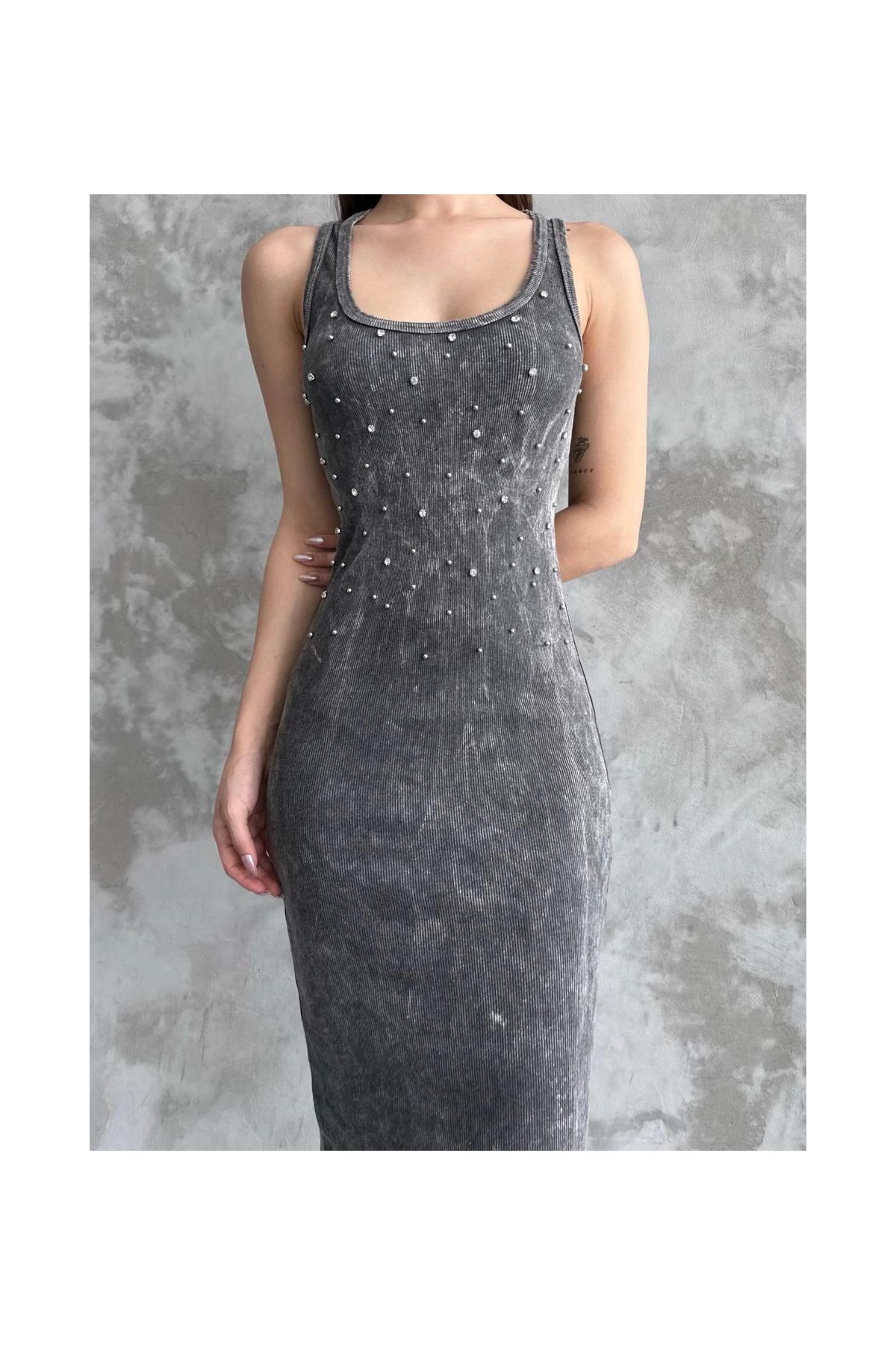 Taşlı askılı elbise
