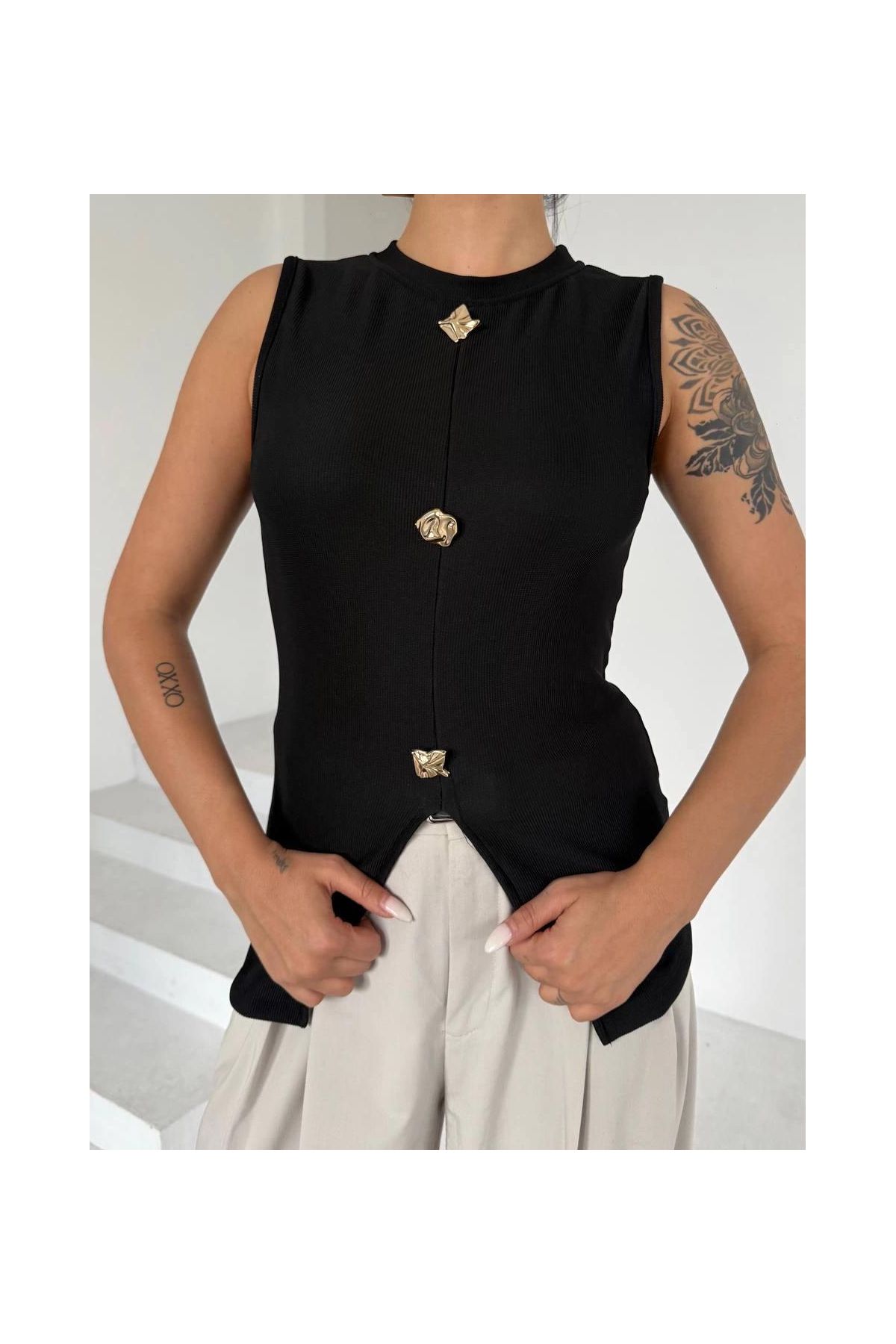 Kadın siyah bisiklet yaka gold düğmeli ottoman bluz