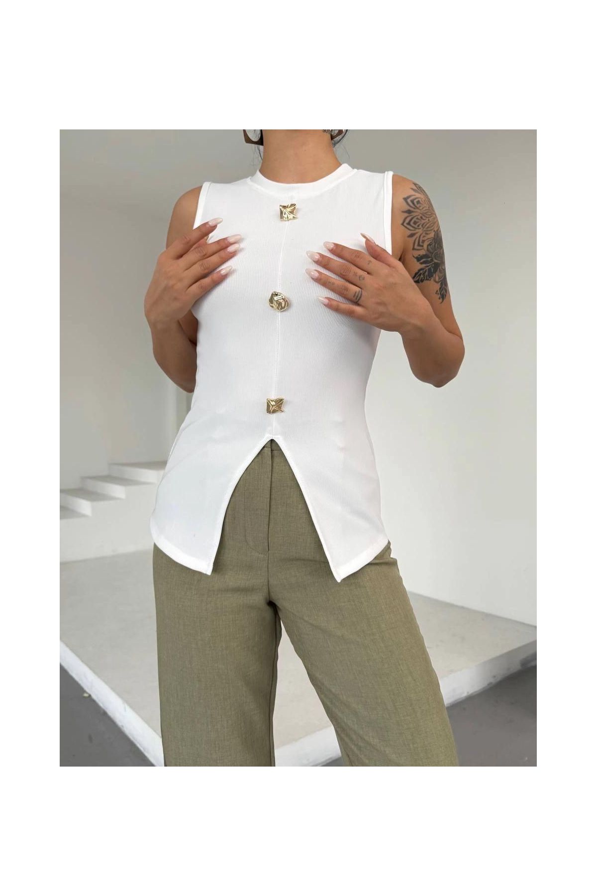 Kadın beyaz bisiklet yaka gold düğmeli ottoman bluz