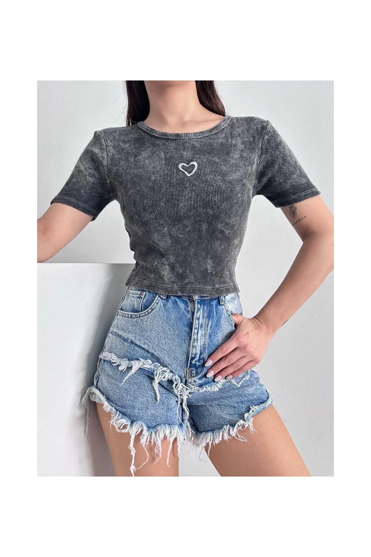 Kalp nakışlı asit yıkamalı bluz s3479