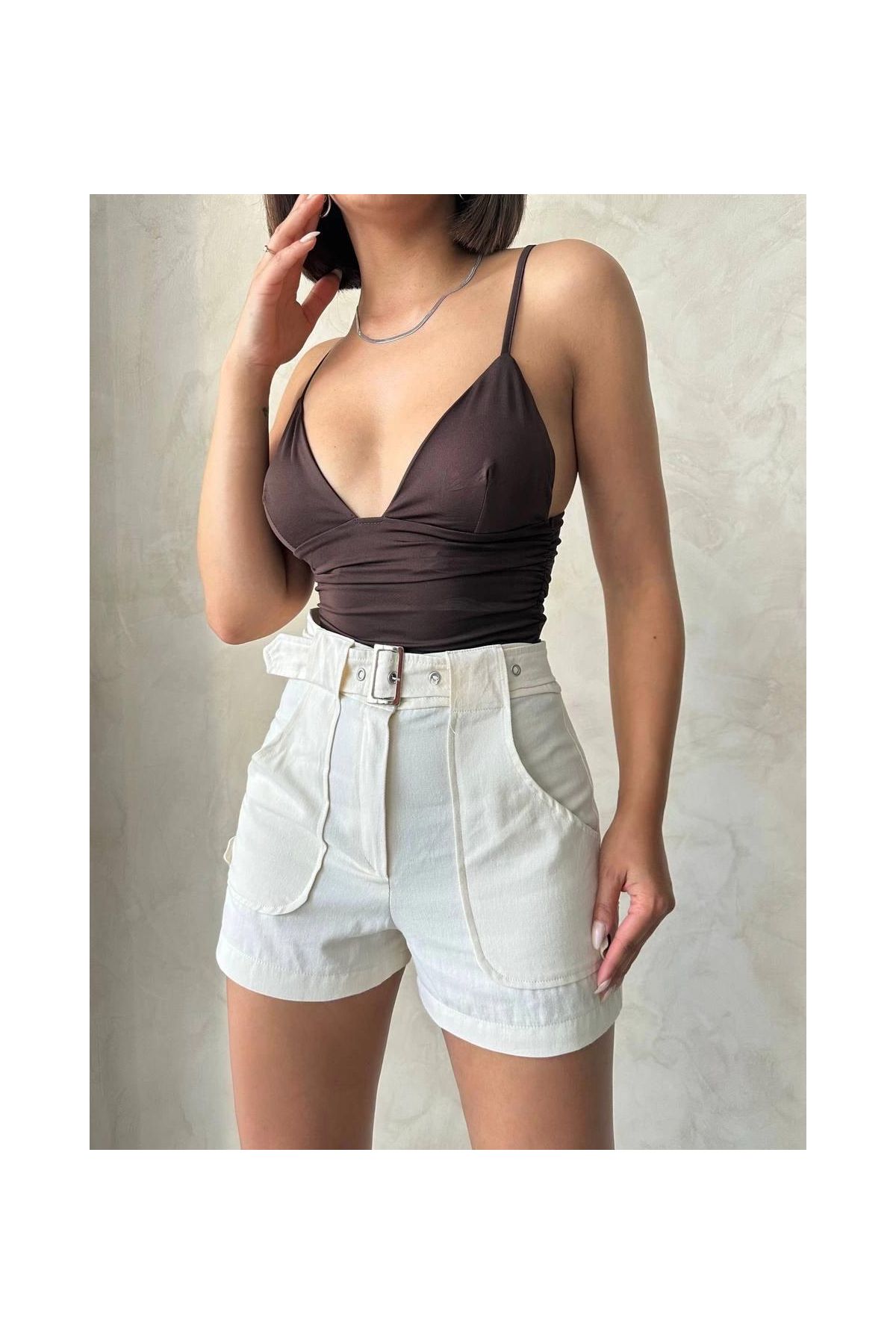 Kemer detaylı gabardin şort krem s25289