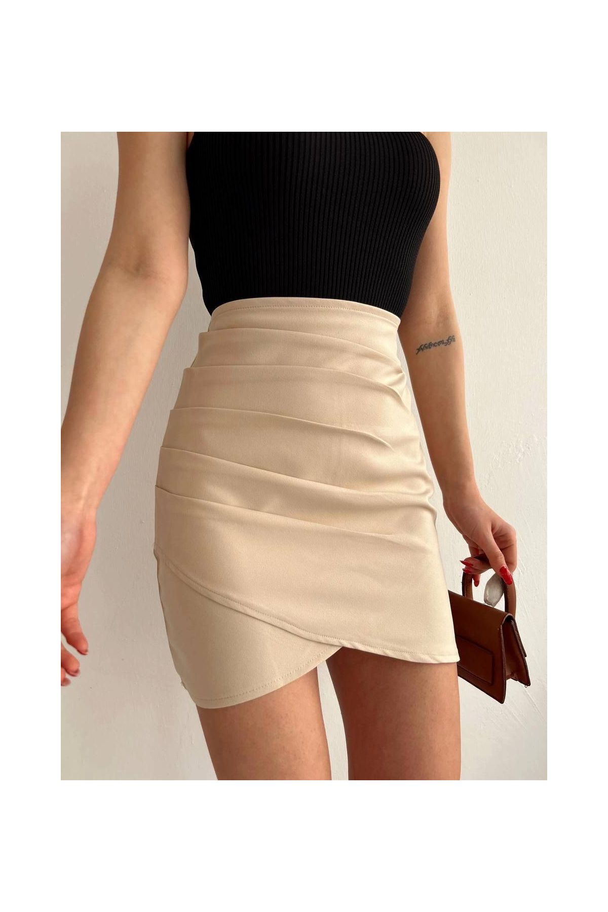 Yandan drapeli asimetrik etek bej