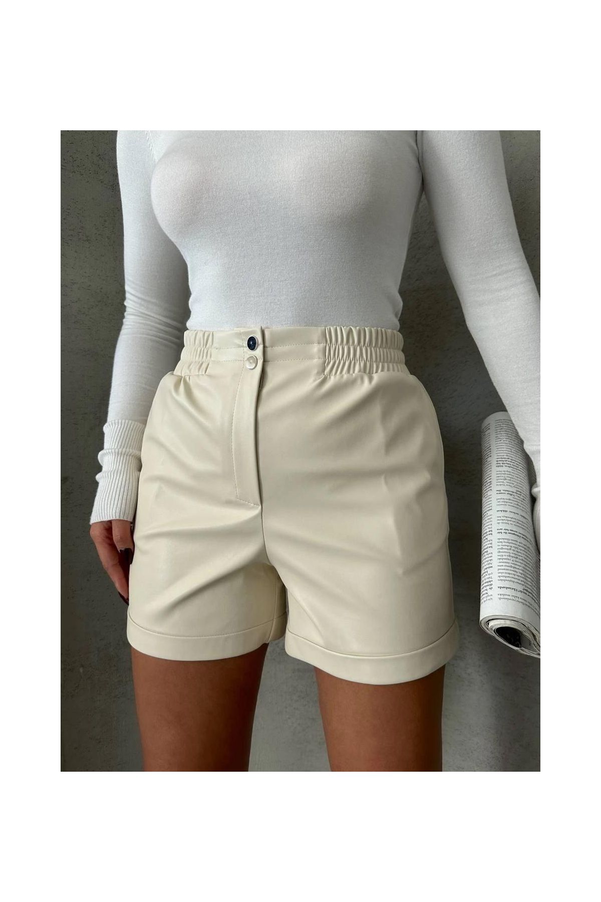 Beli lastikli çıtçıtlı deri şort krem w241007