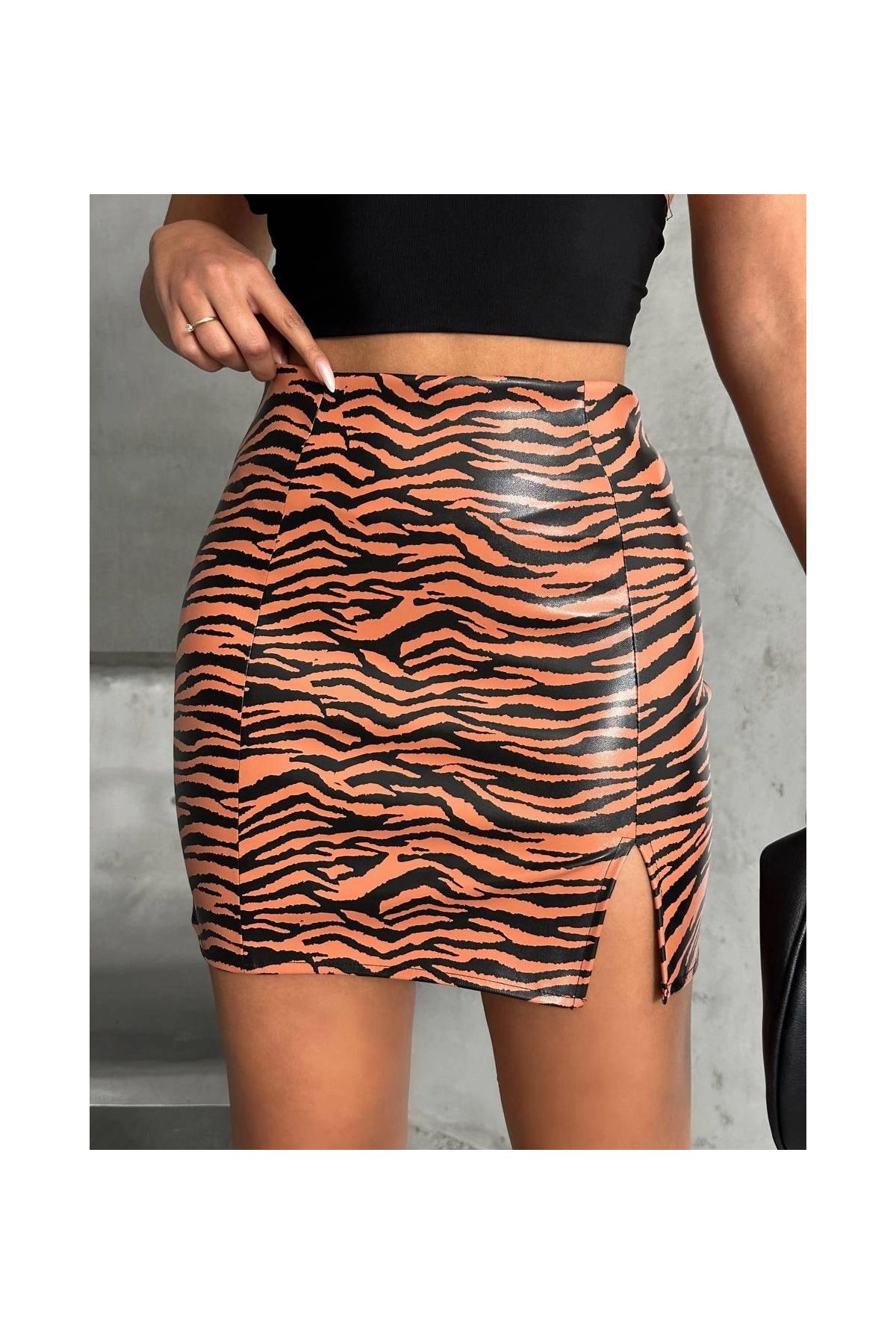 Tek yırtmaçlı zebra desenli deri etek kahvesiyah w24475-S