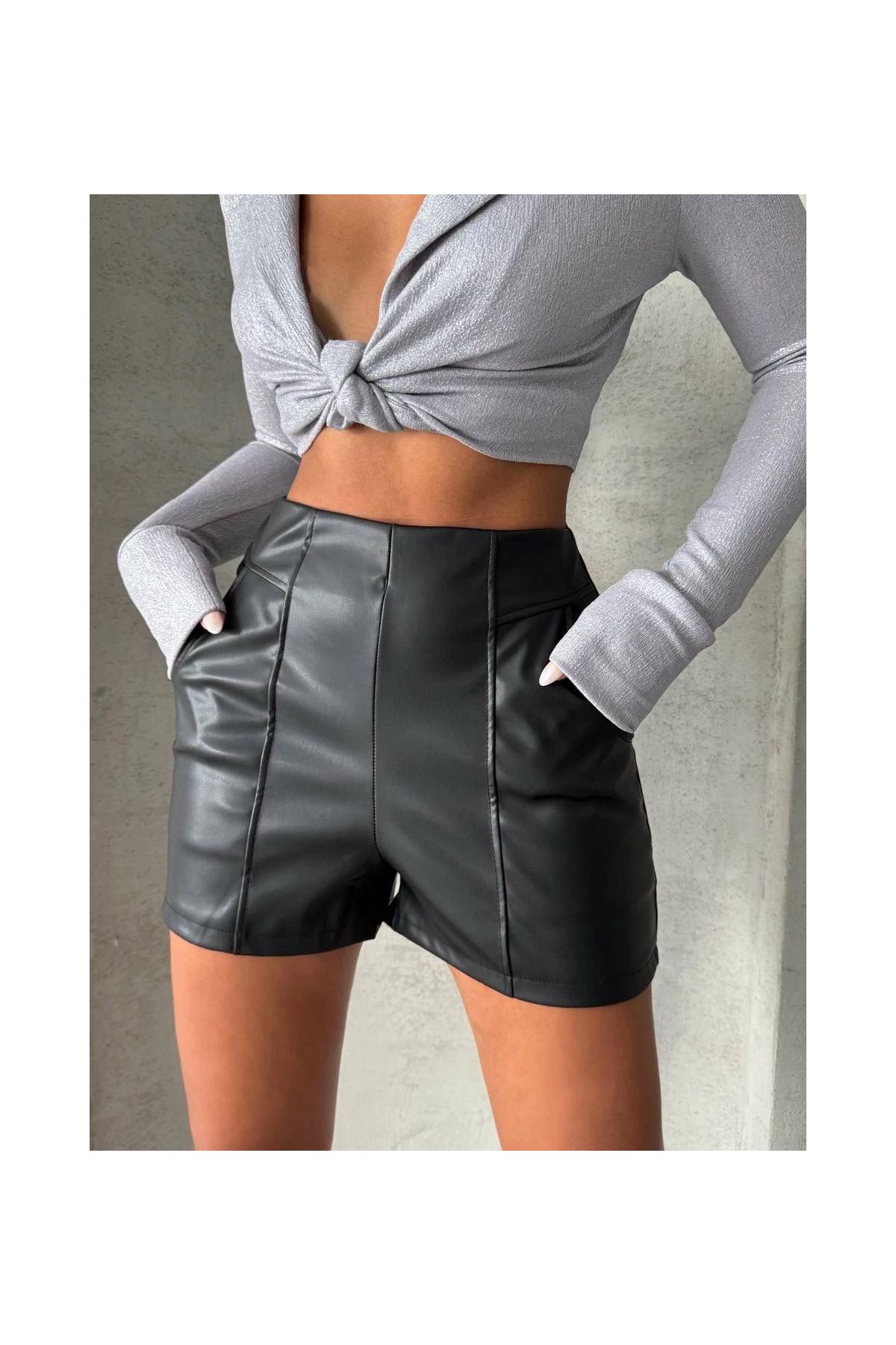 Parçalı cepli deri şort siyah