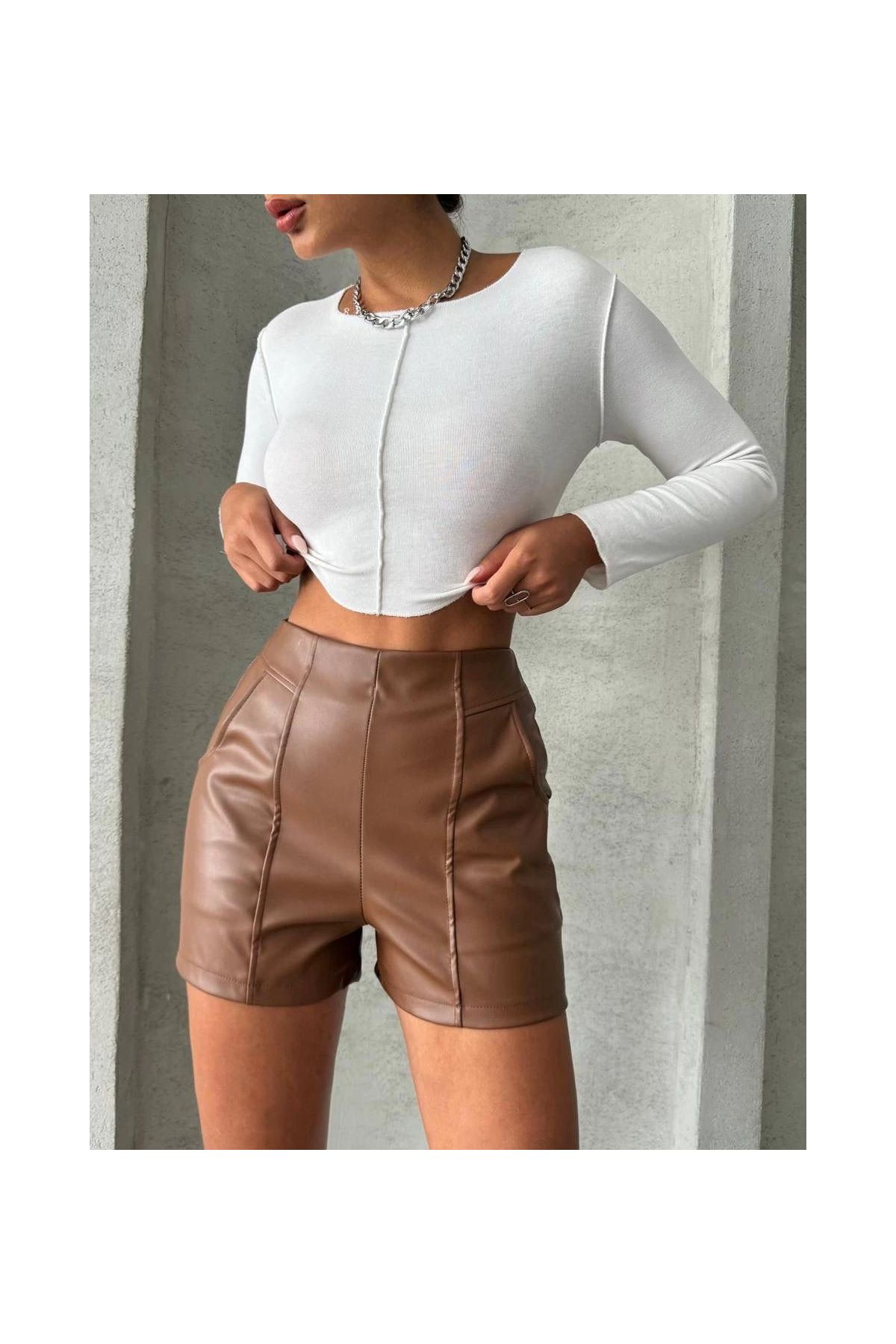 Parçalı cepli deri şort taba
