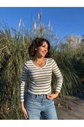 V yaka çizgili bluz beyaz