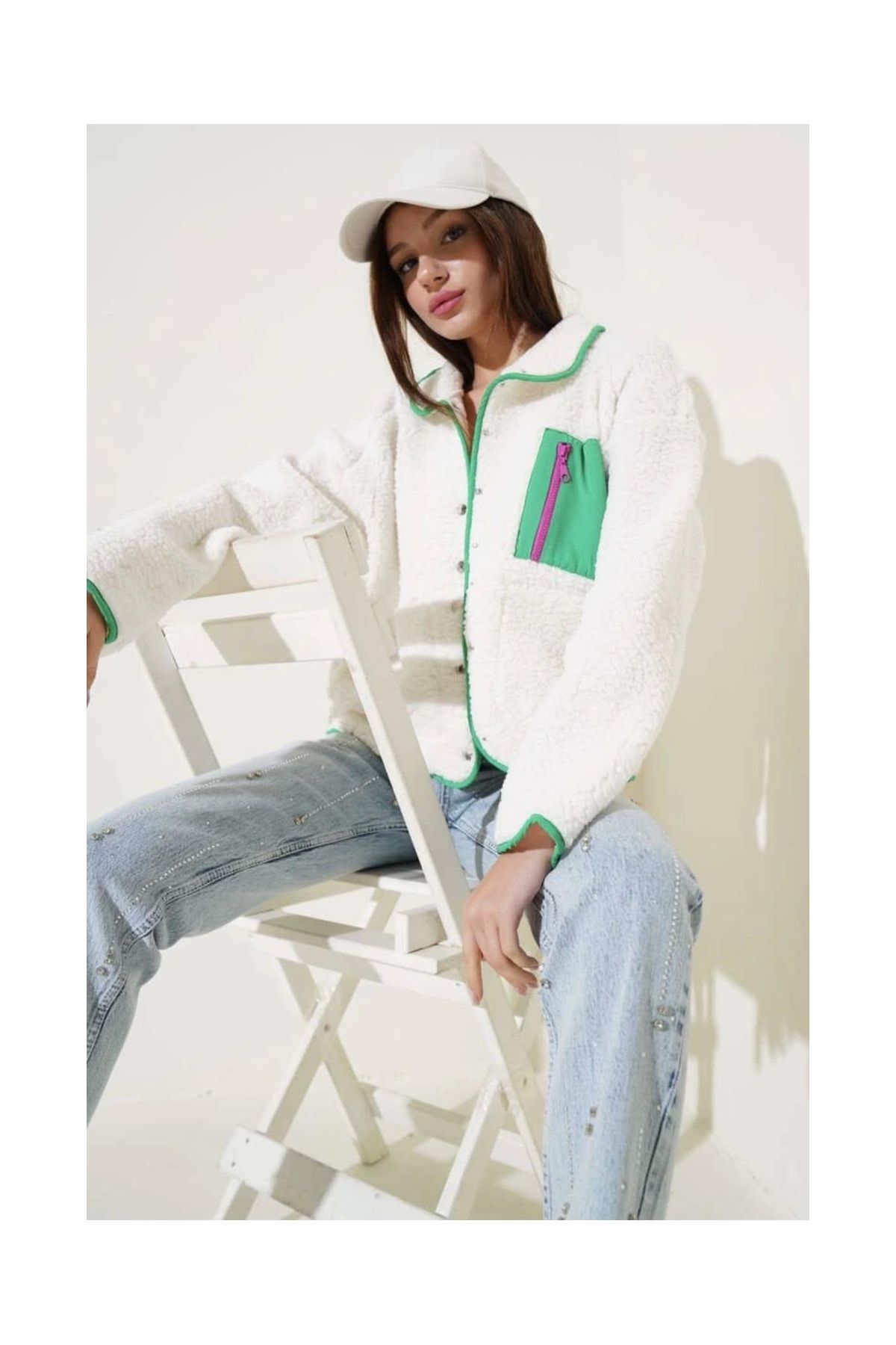 Yeşil fermuar cepli kuzu mont beyaz