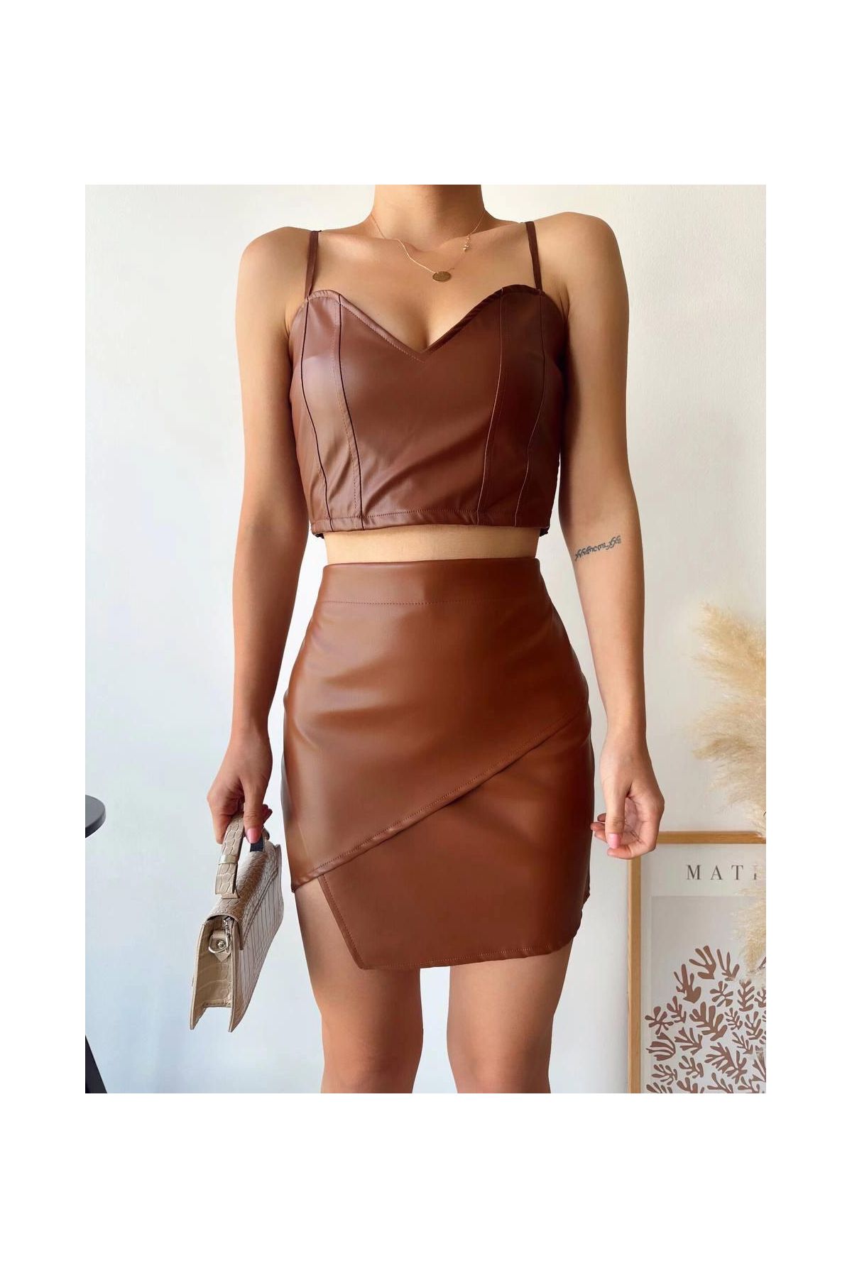 Kapaklı asimetrik model deri etek kahve