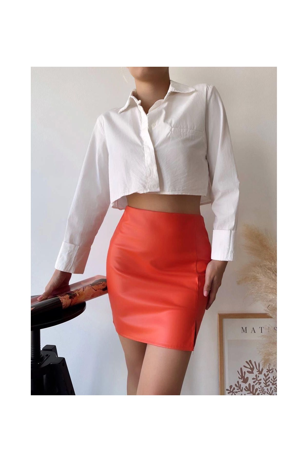 Tek yırtmaçlı arkadan fermuarlı deri etek tcu