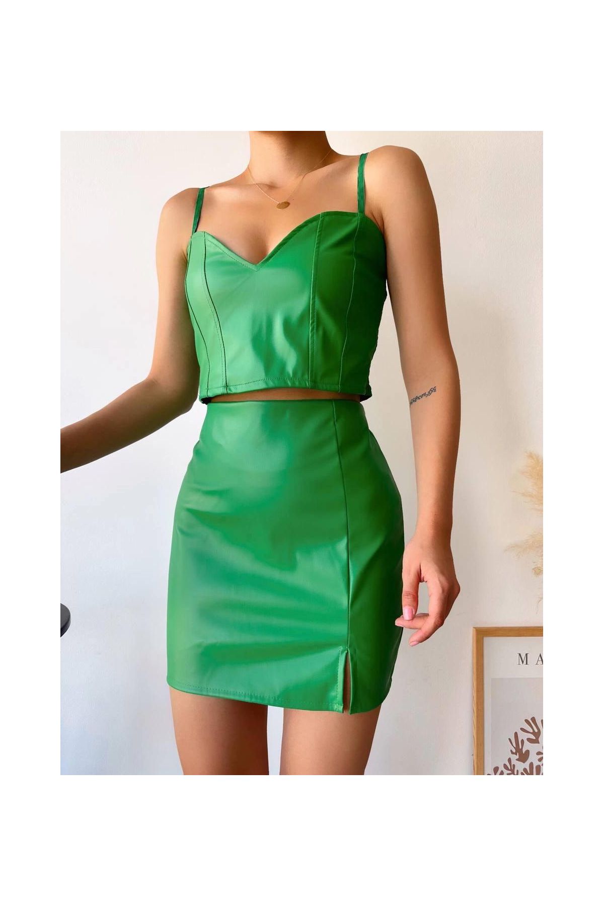 Tek yırtmaçlı arkadan fermuarlı deri etek yeşil