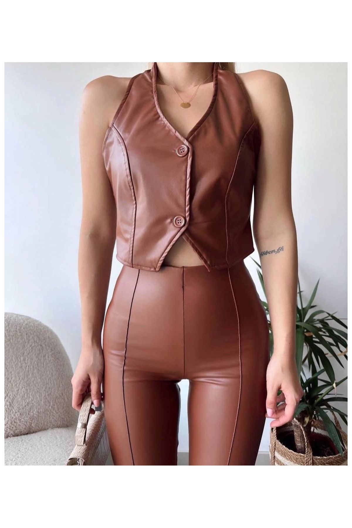 İki düğmeli deri yelek kahve