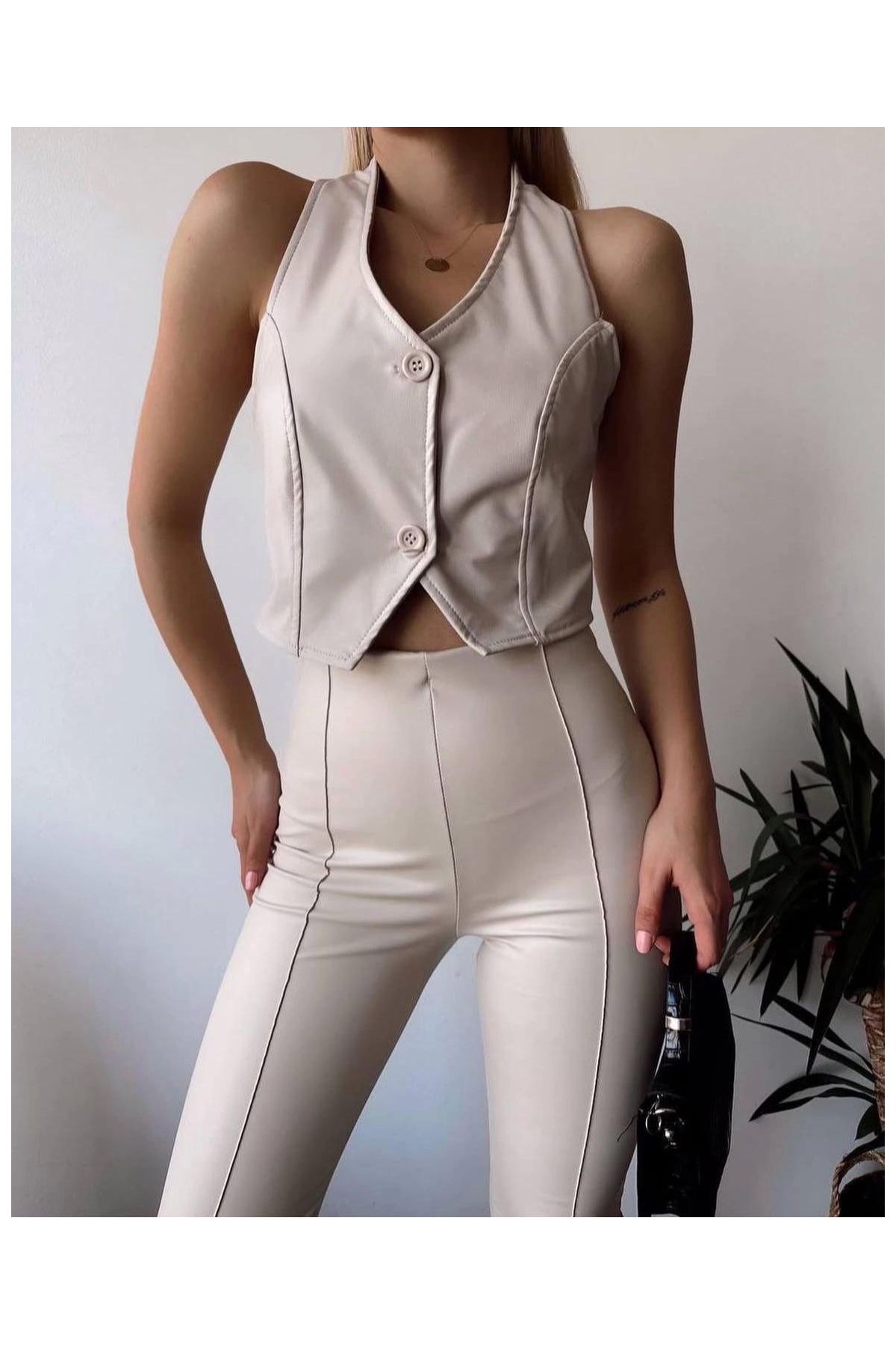 İki düğmeli deri yelek krem