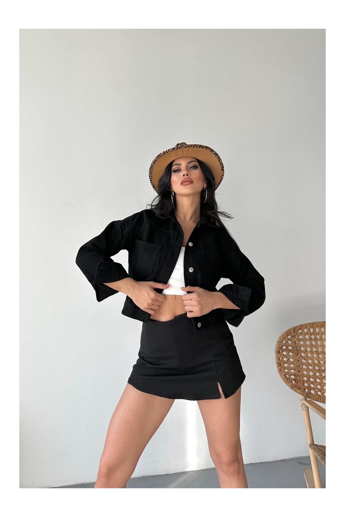 Çift cepli kol katlamalı süper taş enzim yıkamalı crop kot ceket siyah