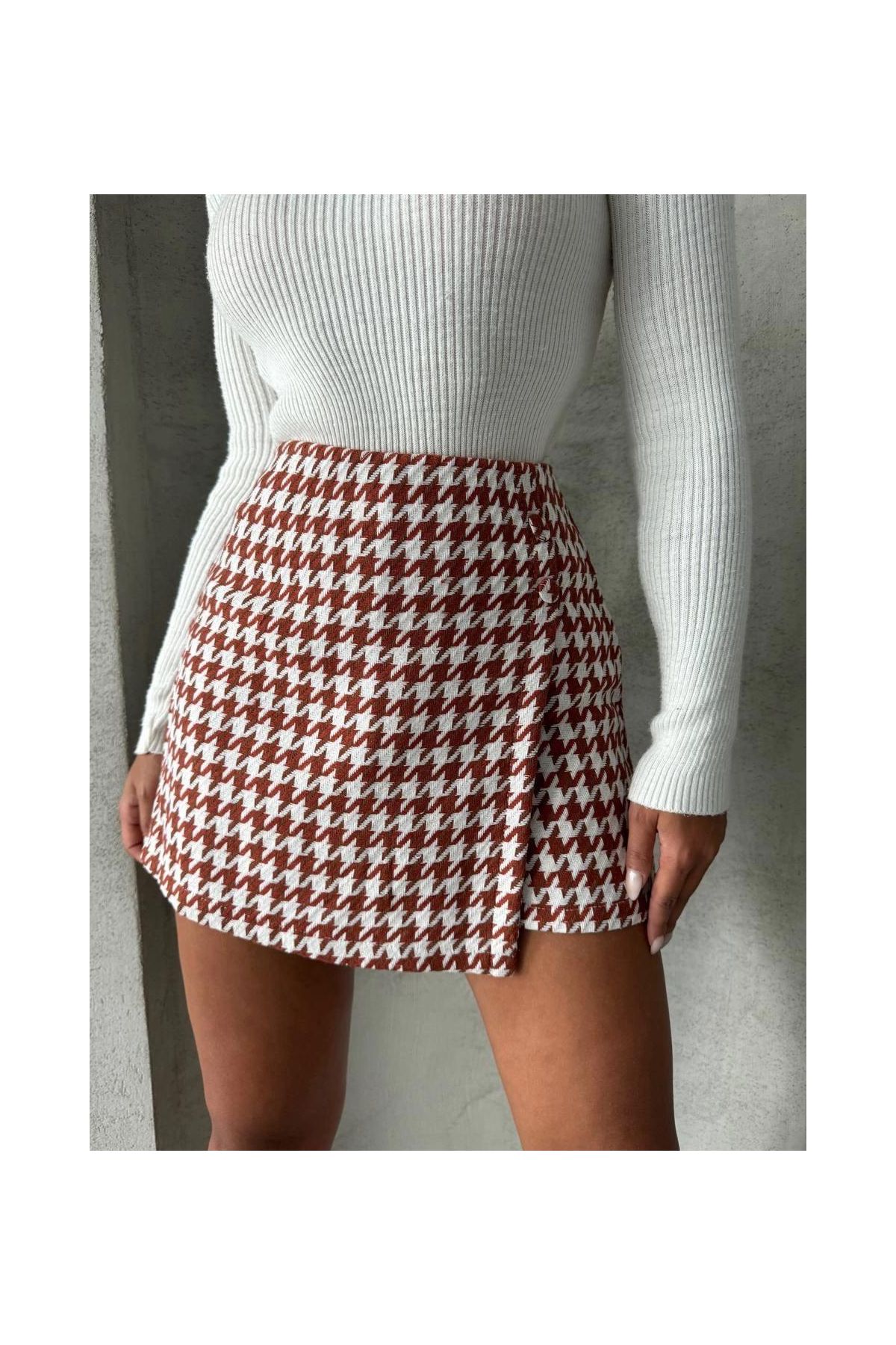 İki düğmeli kaz ayağı desen ch kumaş şort etek bordobeyaz h26414