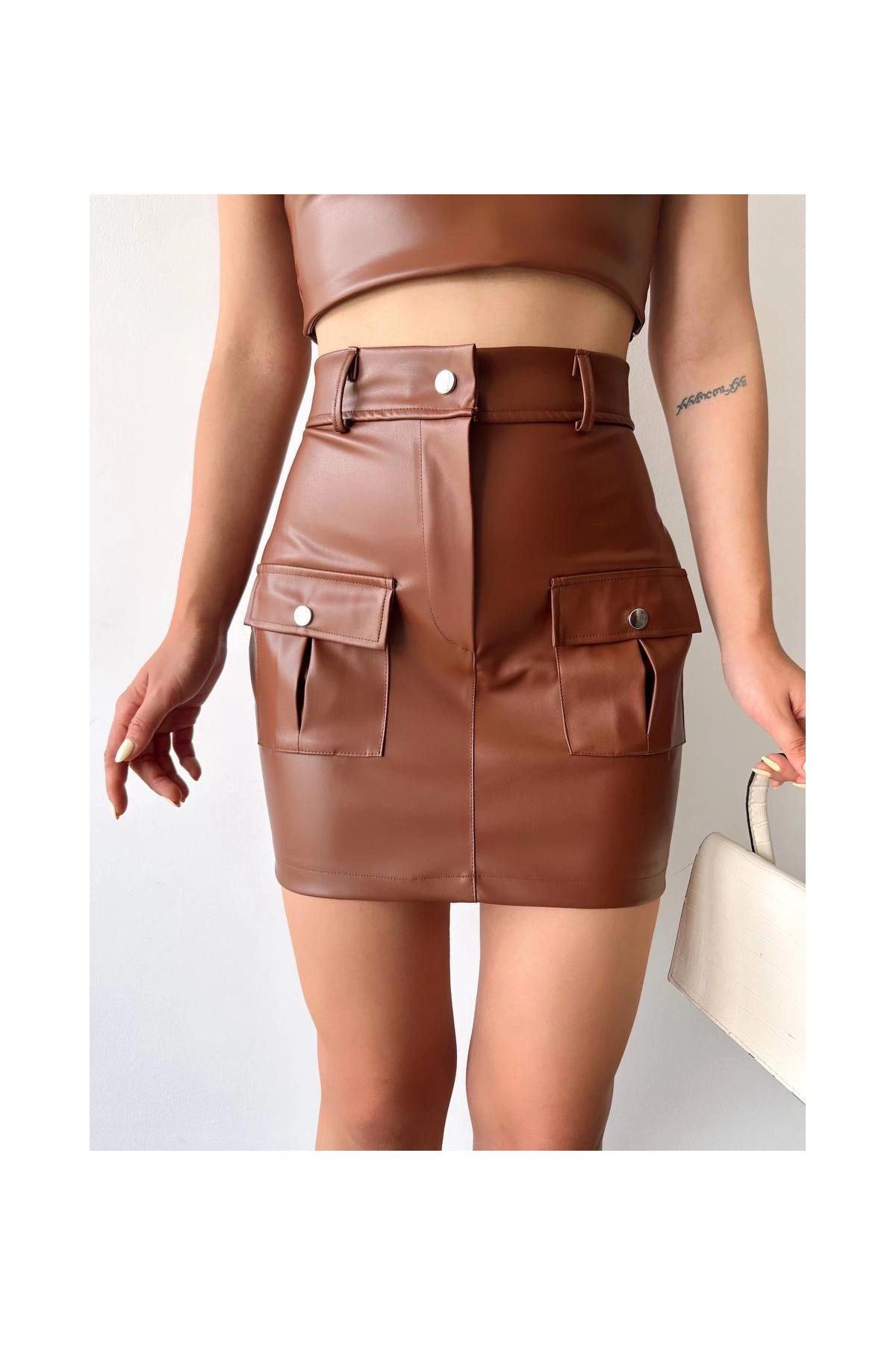 Önden iki cepli deri etek kahve h240040