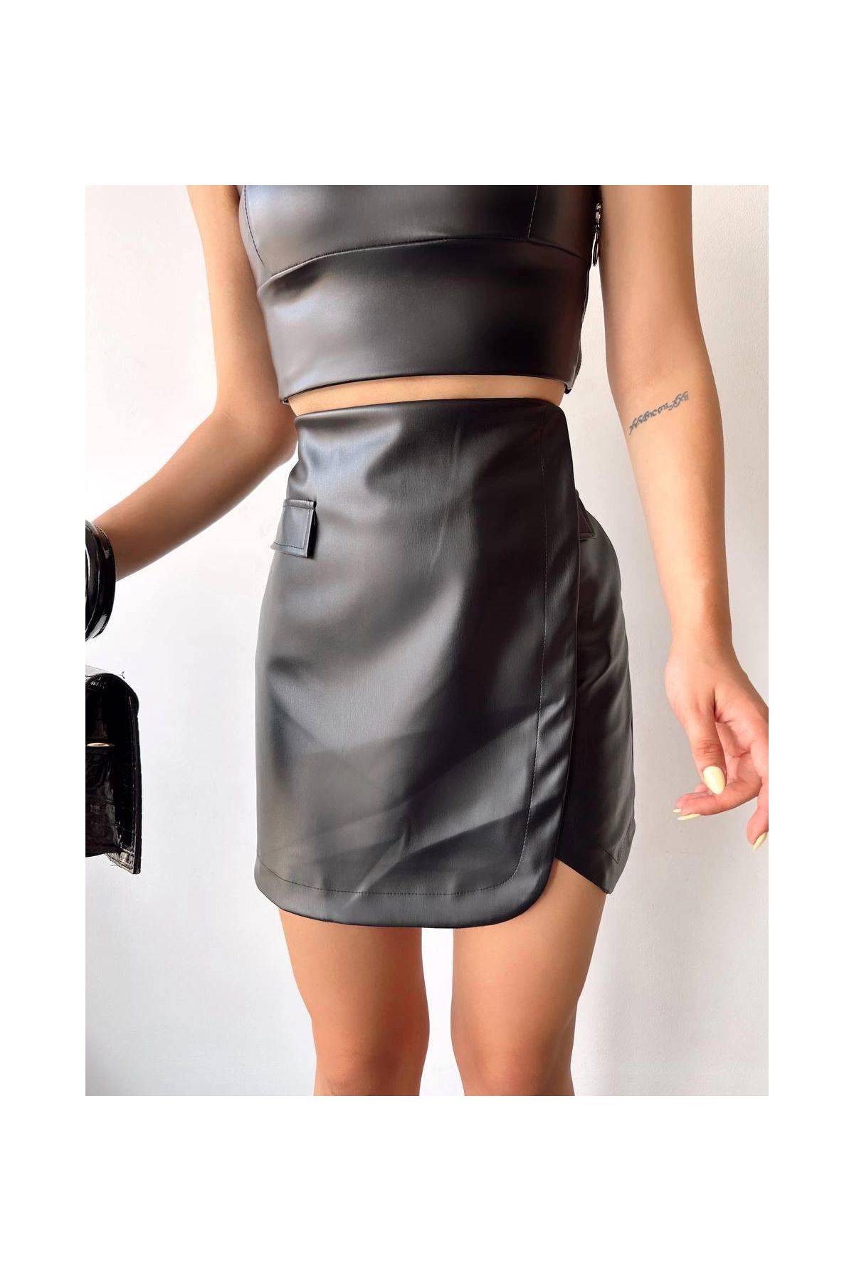 Cep detaylı oval kapaklı deri etek siyah h240048