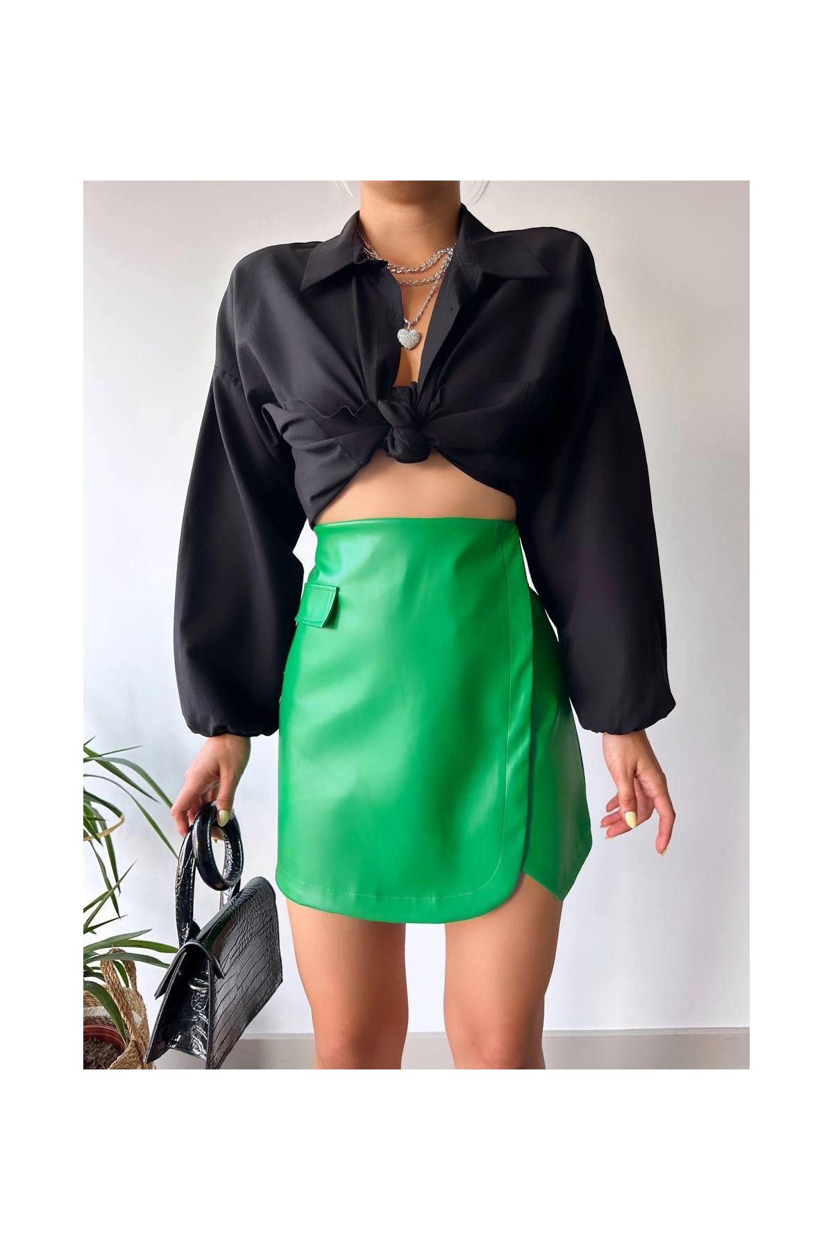 Cep detaylı oval kapaklı deri etek yeşil h240048