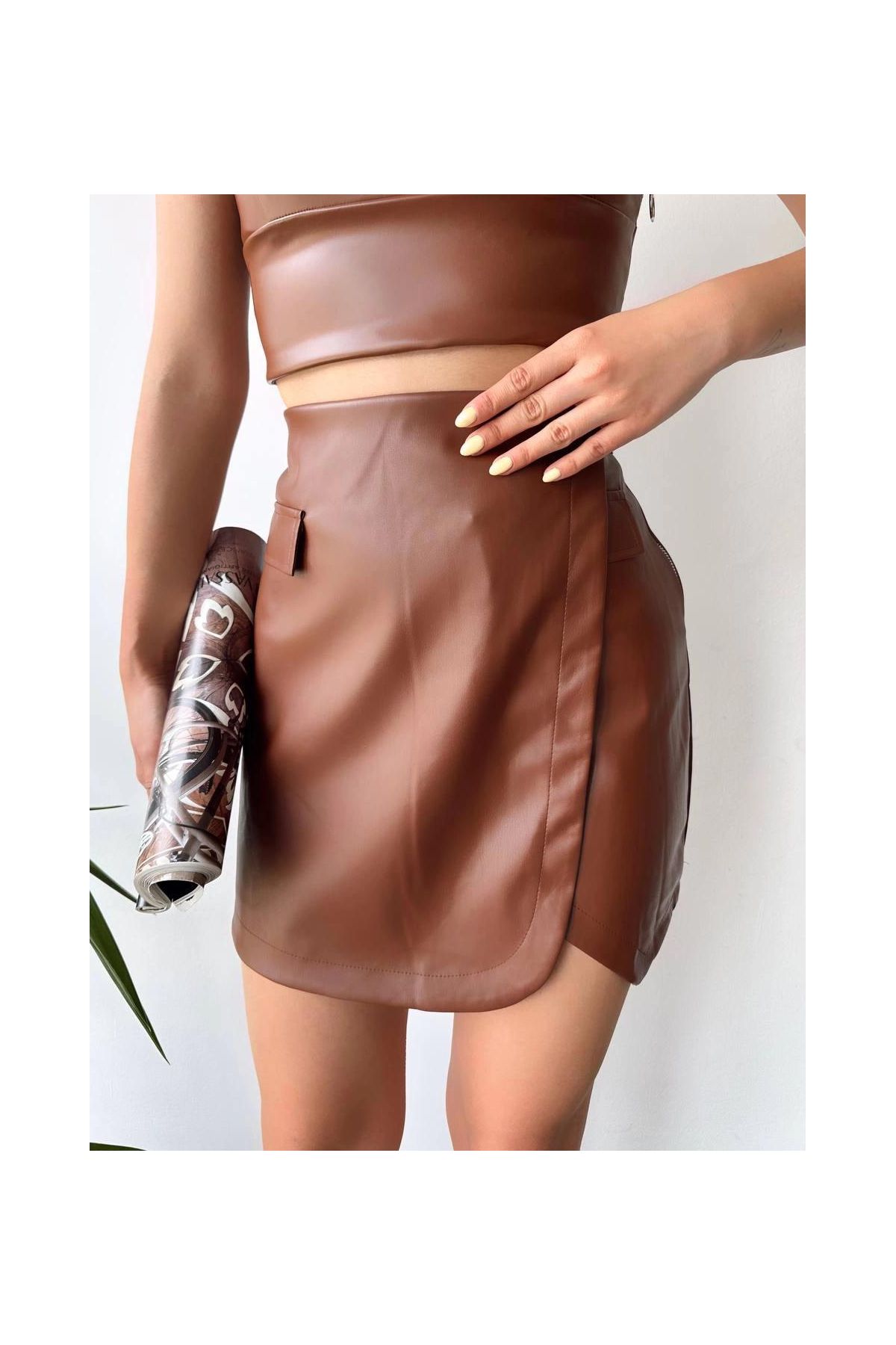 Cep detaylı oval kapaklı deri etek kahve h240048