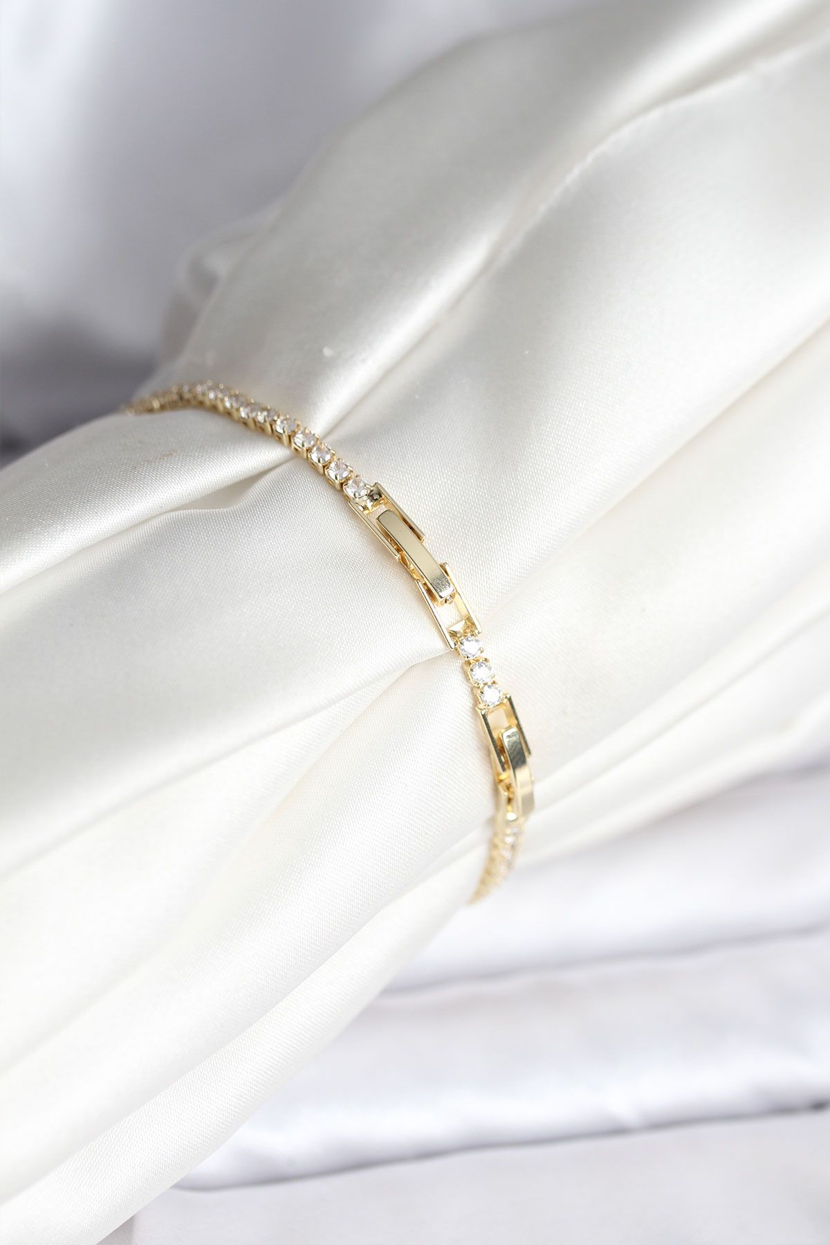 Yıldız Model Zirkon Taşlı Gold Renk Pirinç Su Yolu Kadın Bileklik - TJ-BB8096