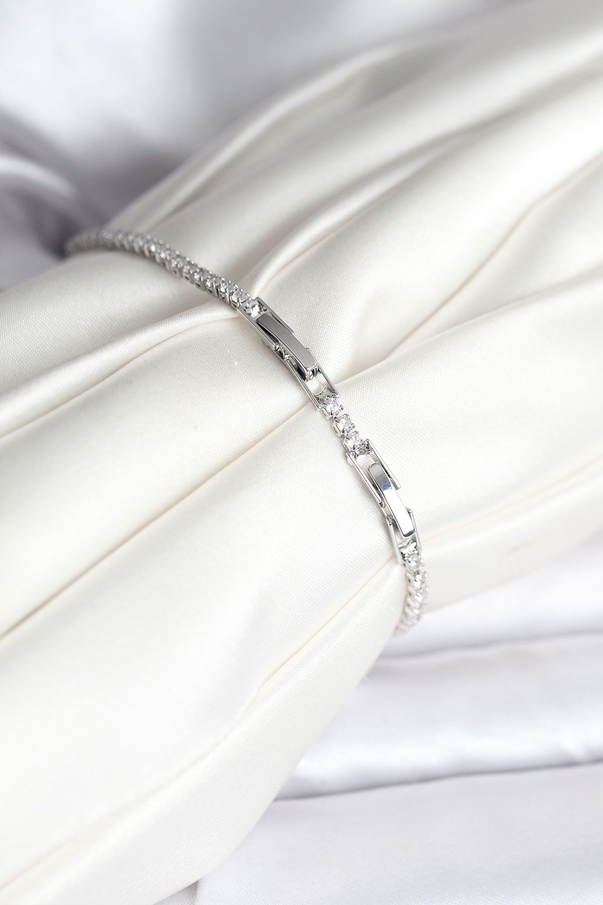 Yıldız Model Zirkon Taşlı Gümüş Renk Pirinç Su Yolu Kadın Bileklik - TJ-BB8097