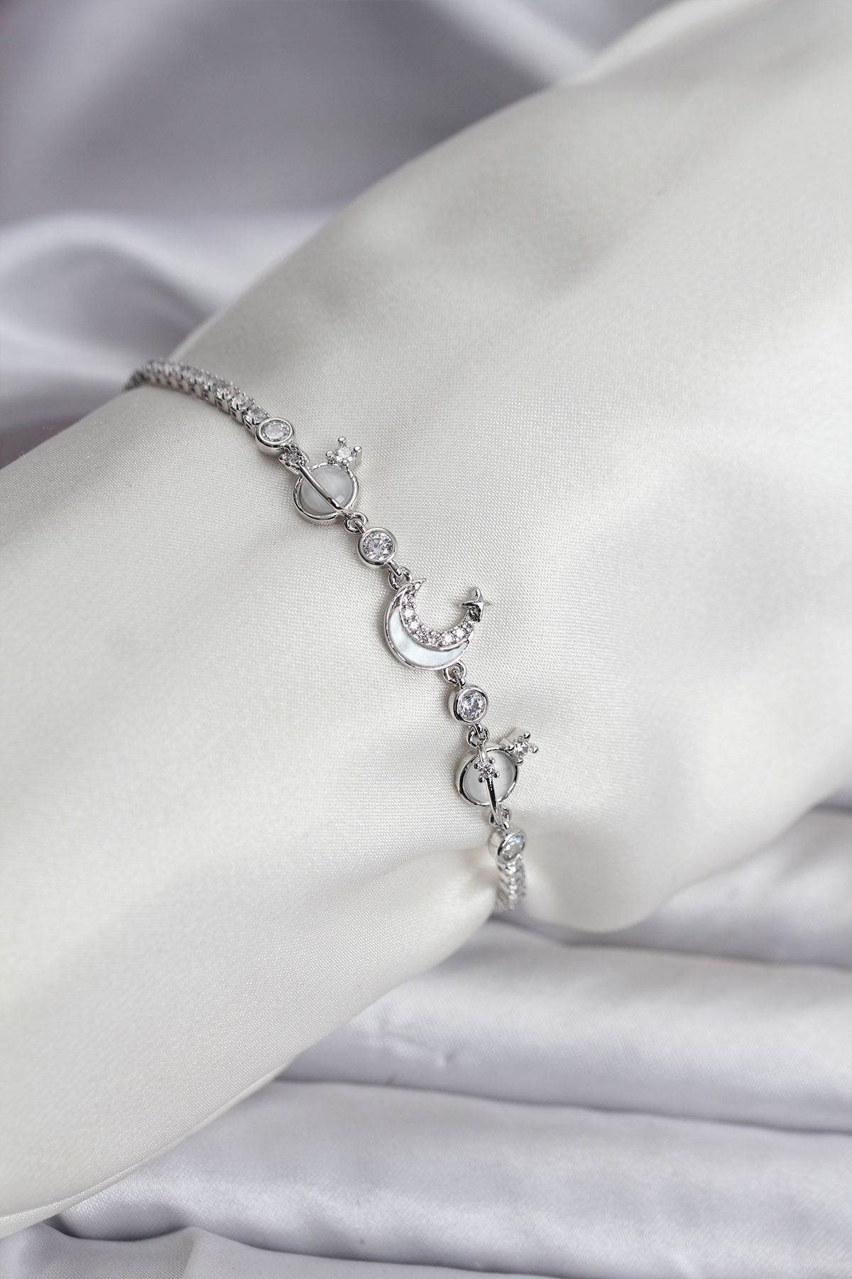 Charmlı Model Zirkon Taşlı Gümüş Renk Su Yolu Kadın Bileklik - TJ-BB8109